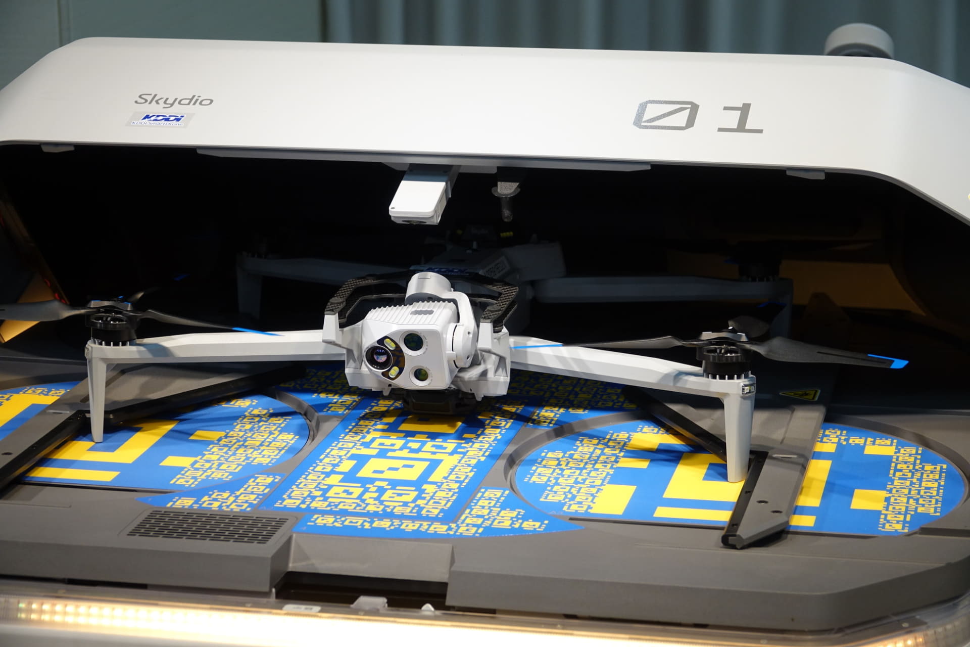 カバーが覆われて、自動で収納される