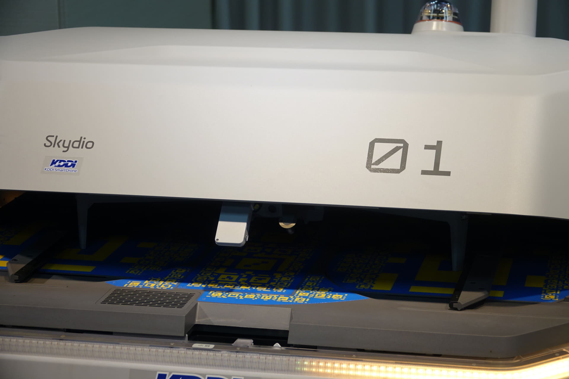 カバーが覆われて、自動で収納される