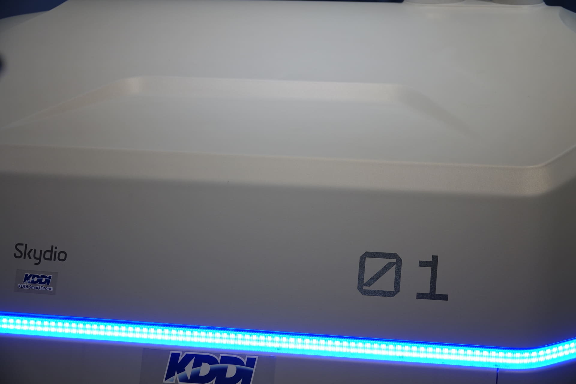 カバーが覆われて、自動で収納される