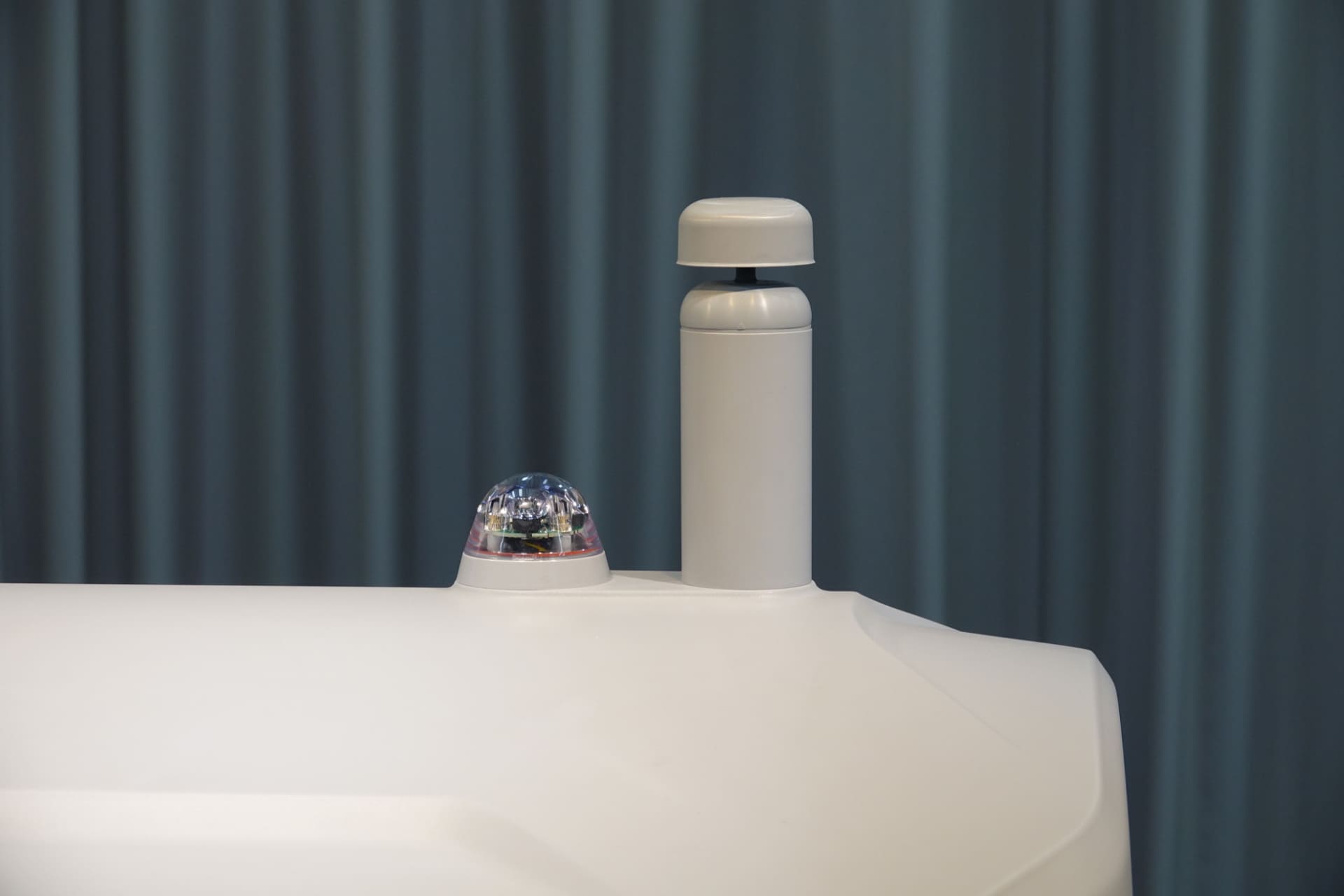 風速計と雨量計。同社独自基準で天候による運航可否を決めている