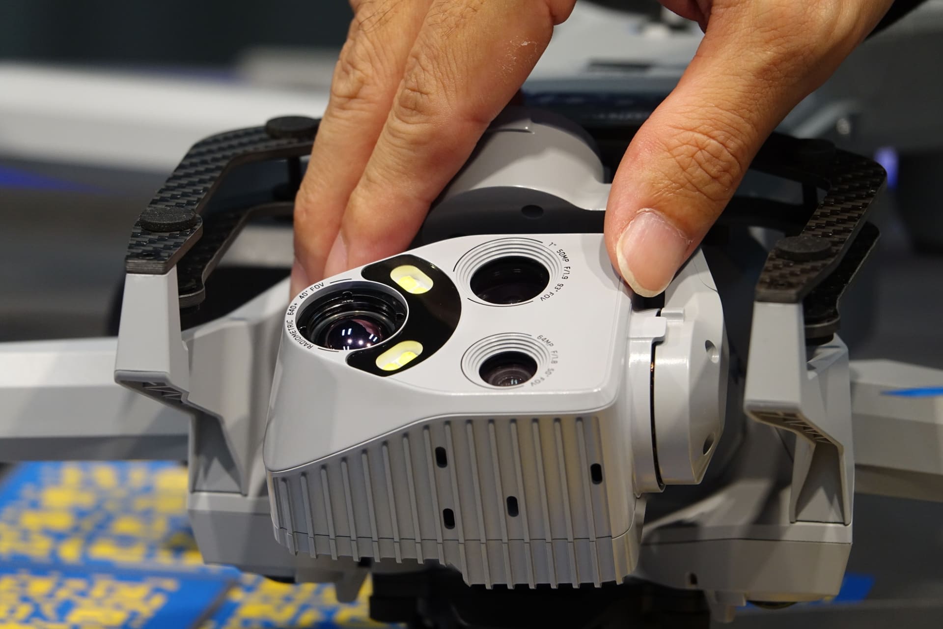 ドローンに搭載されたカメラ（左）とスピーカー（右）