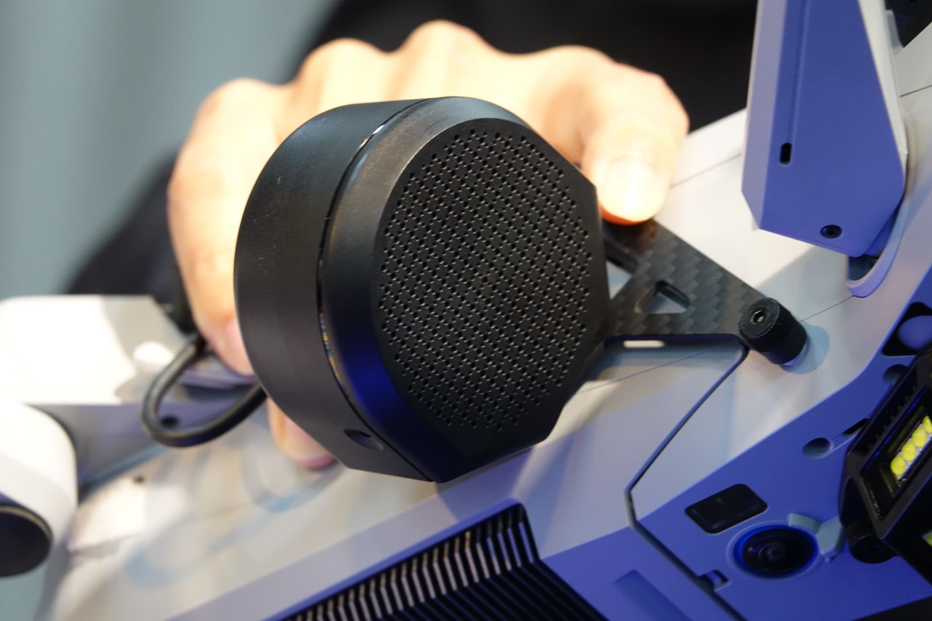 ドローンに搭載されたカメラ（左）とスピーカー（右）