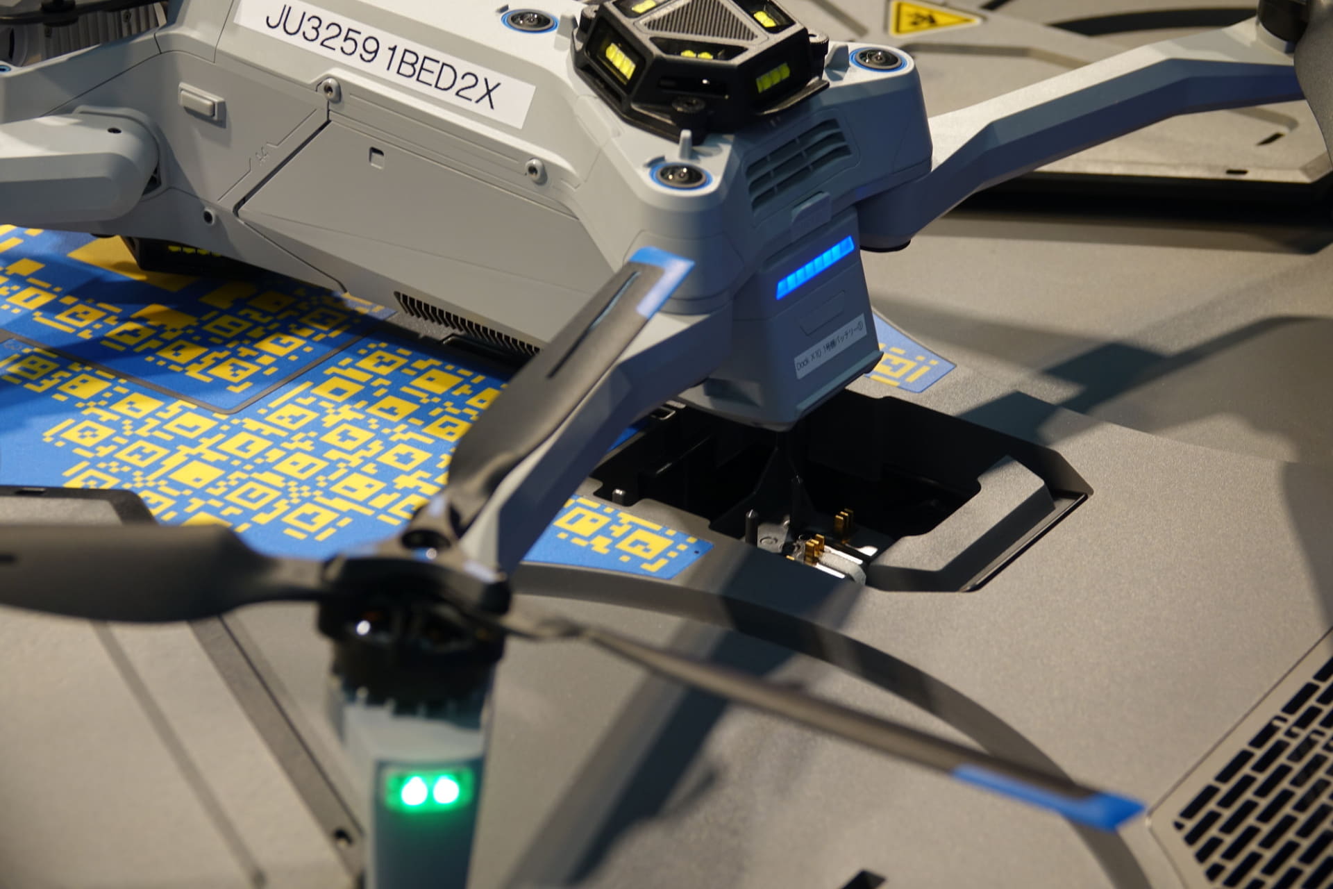 後方には、充電装置が備えられている。ドローンは着陸後、ステージ中央部に固定される