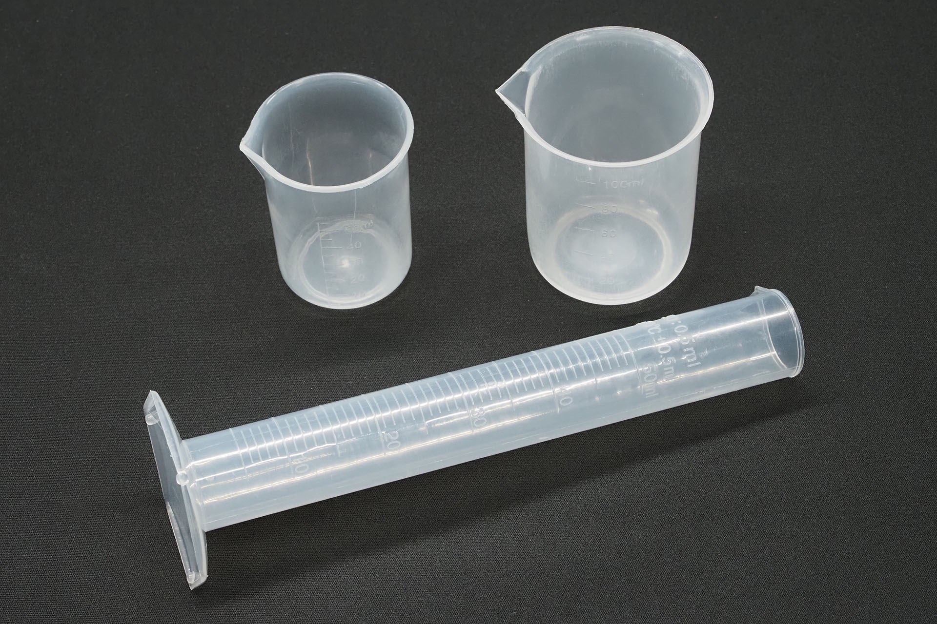 容量がわかる容器類。液体モノを買うとき、その商品にはどのくらいの容量が入っているかが直感的にわかる。