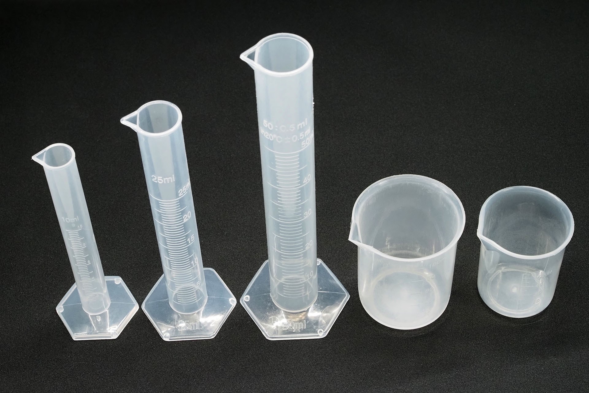 写真のメスシリンダー（縦に長細いほう）は、それぞれ10ml、25ml、50mlの容量。ビーカーは100mlと50mlの容量。どちらもそれ以下の細かい容量までわかる。想像しにくいのはスゲく大容量の場合か、150mlくらい以下の小容量なので、一般的な買い物なら写真のような小容量サイズでだいたい間に合うと思う。