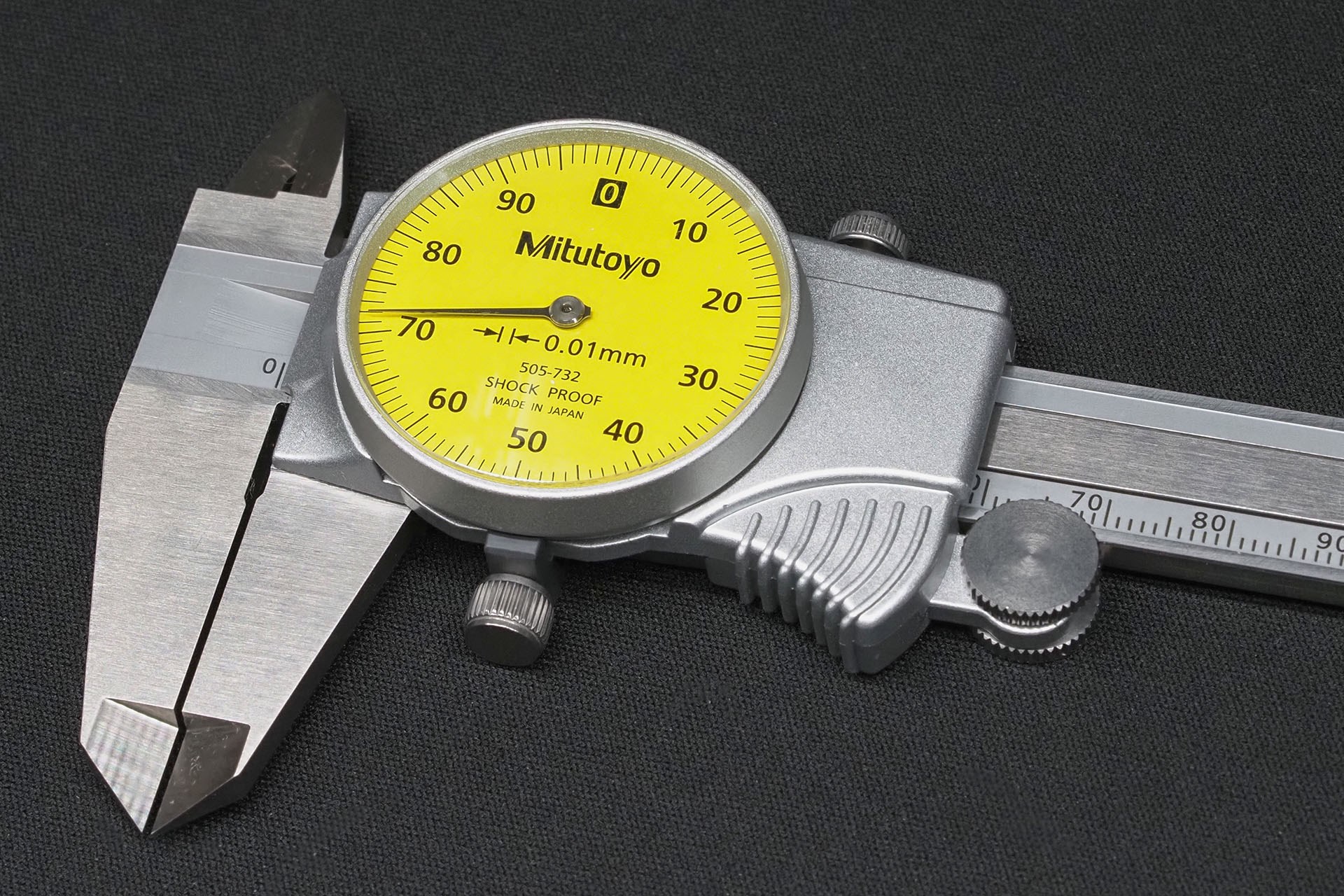 世界有数の精密測定機器の総合メーカーこと「ミツトヨ」のダイヤル式ノギス。0.01mmレベルの計測をお手軽に行うことができる。ただしお高く、写真の「D15FX／505-732」はメーカー標準価格で1万6700円。