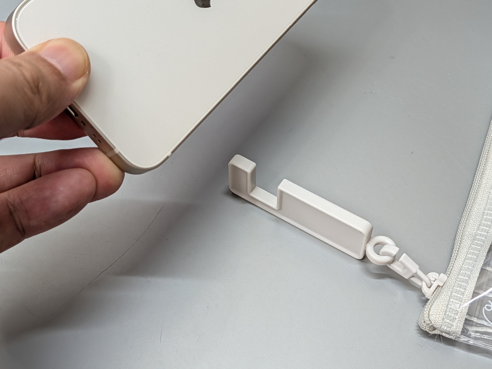 ここにスマホを差し込むことで立てて使うことができる
