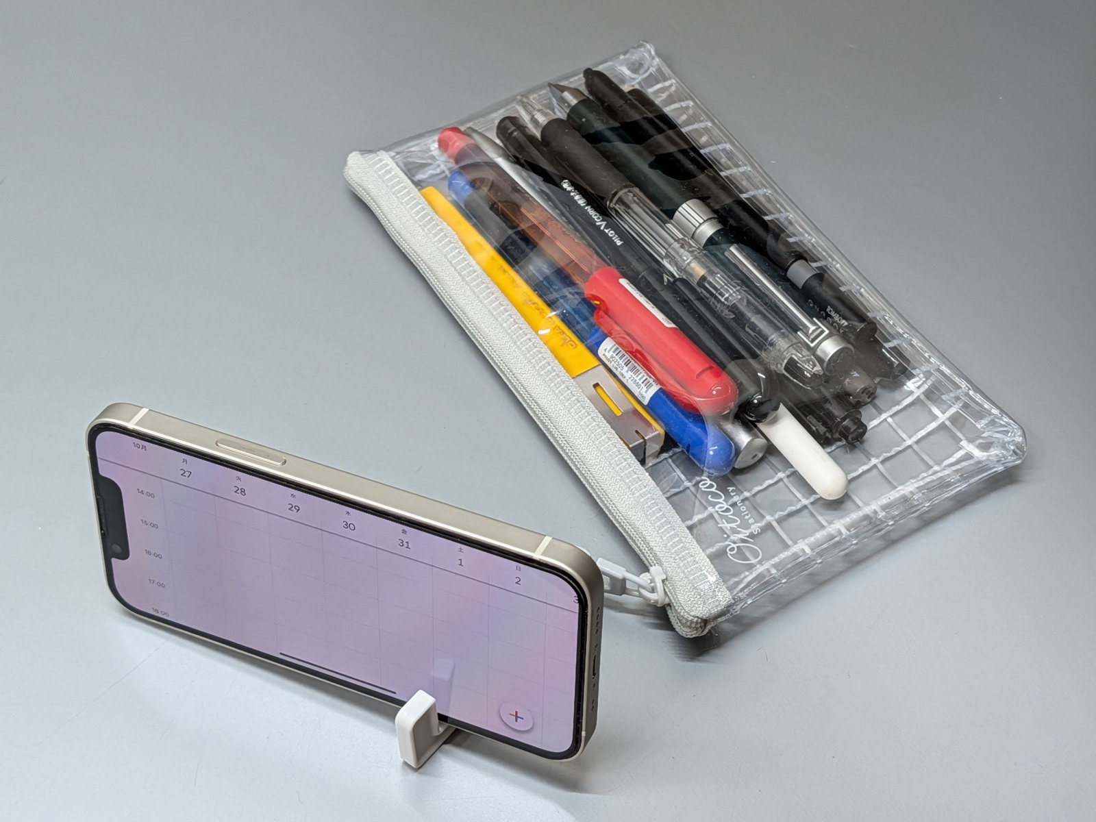 スマホを立てた状態。ちょっとしたアイデアグッズだがなかなか便利だ