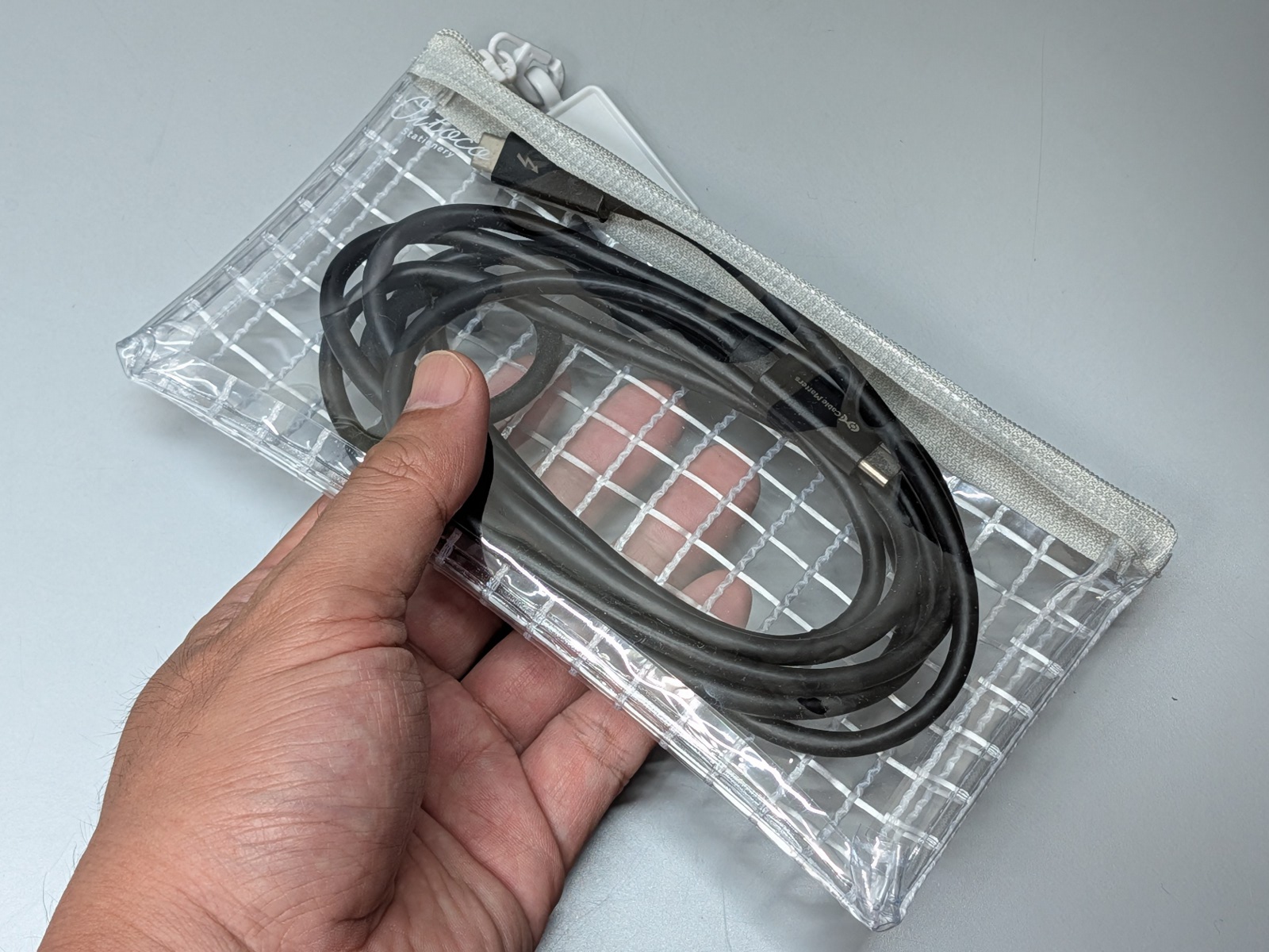 ペンケースではなくケーブルなど周辺機器入れとして使うのもひとつの手だろう