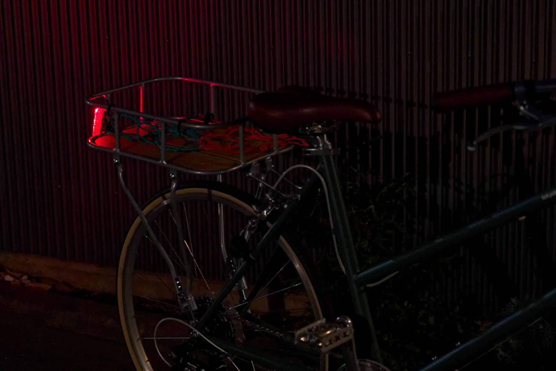 夜間、暗くなってもスマホから電源を入れれば自転車の場所がすぐ分かる。リアテールライトだけでも十分だろう