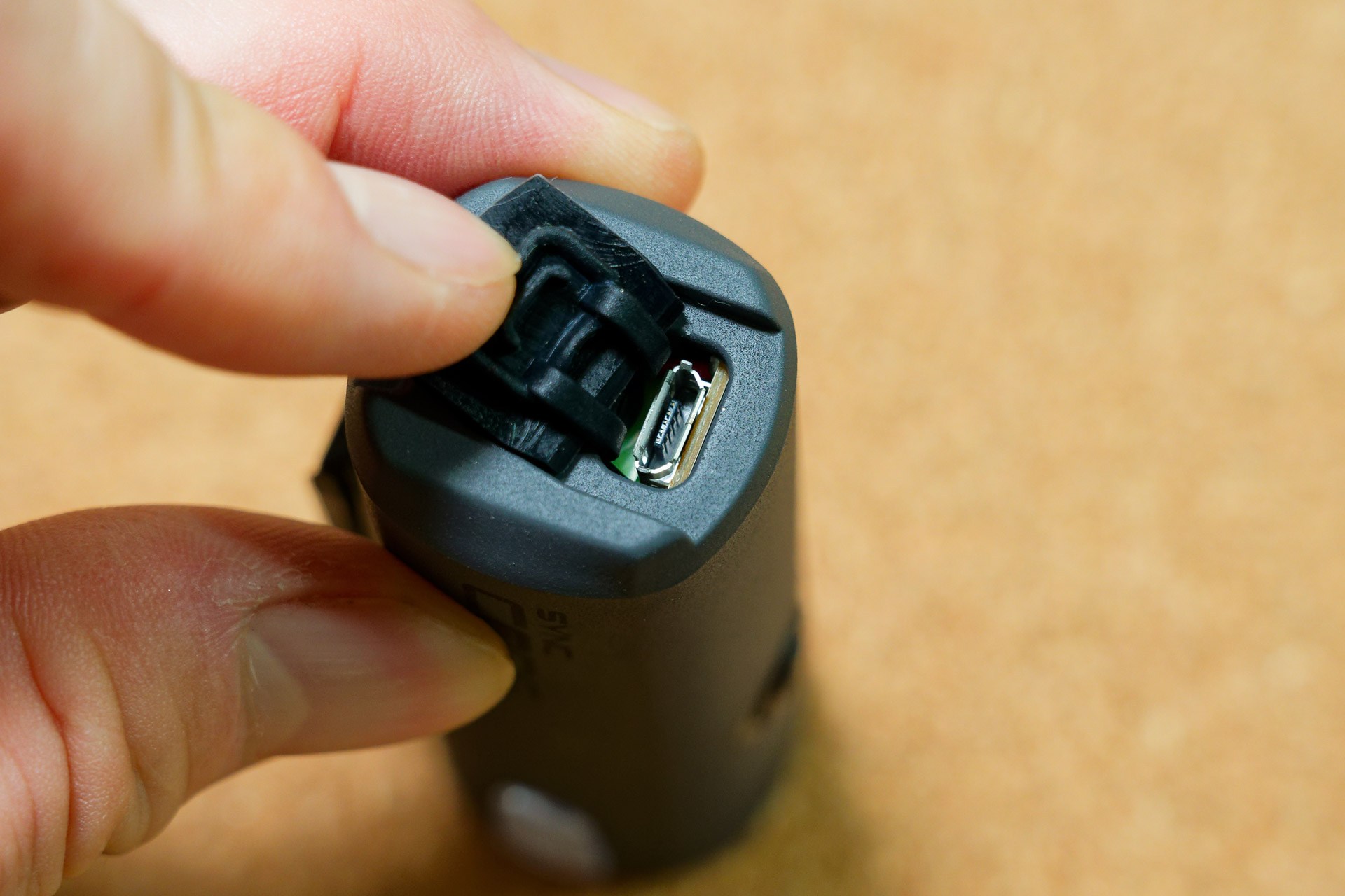 今どきMicro USBはないなあ、と思わないこともない