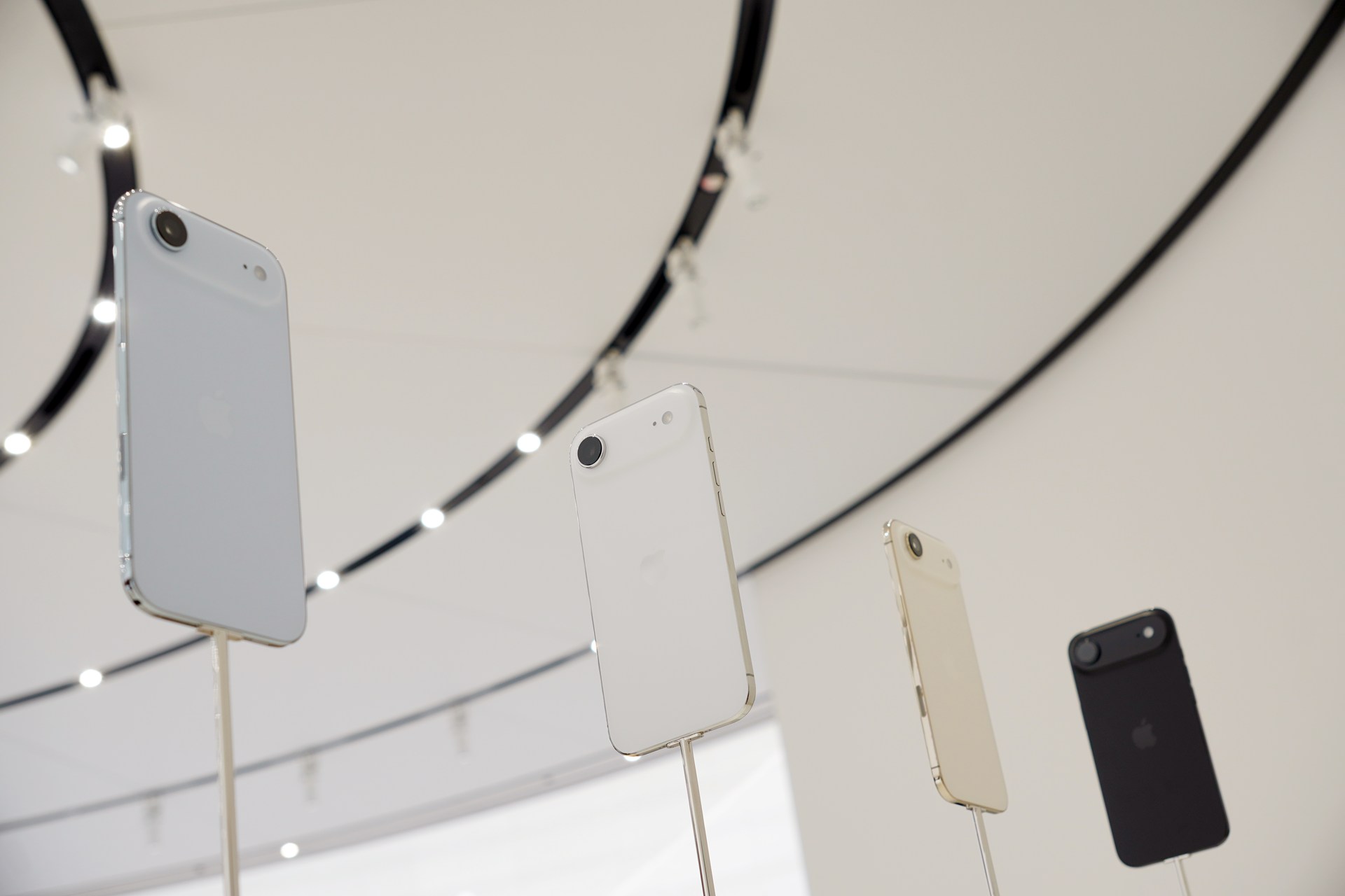 iPhone AirとiPhone 17 Pro。スタンダードモデルだけと思いきや、ソフトバンクはこの2機種も"月額1円"に設定し、販売を行っている