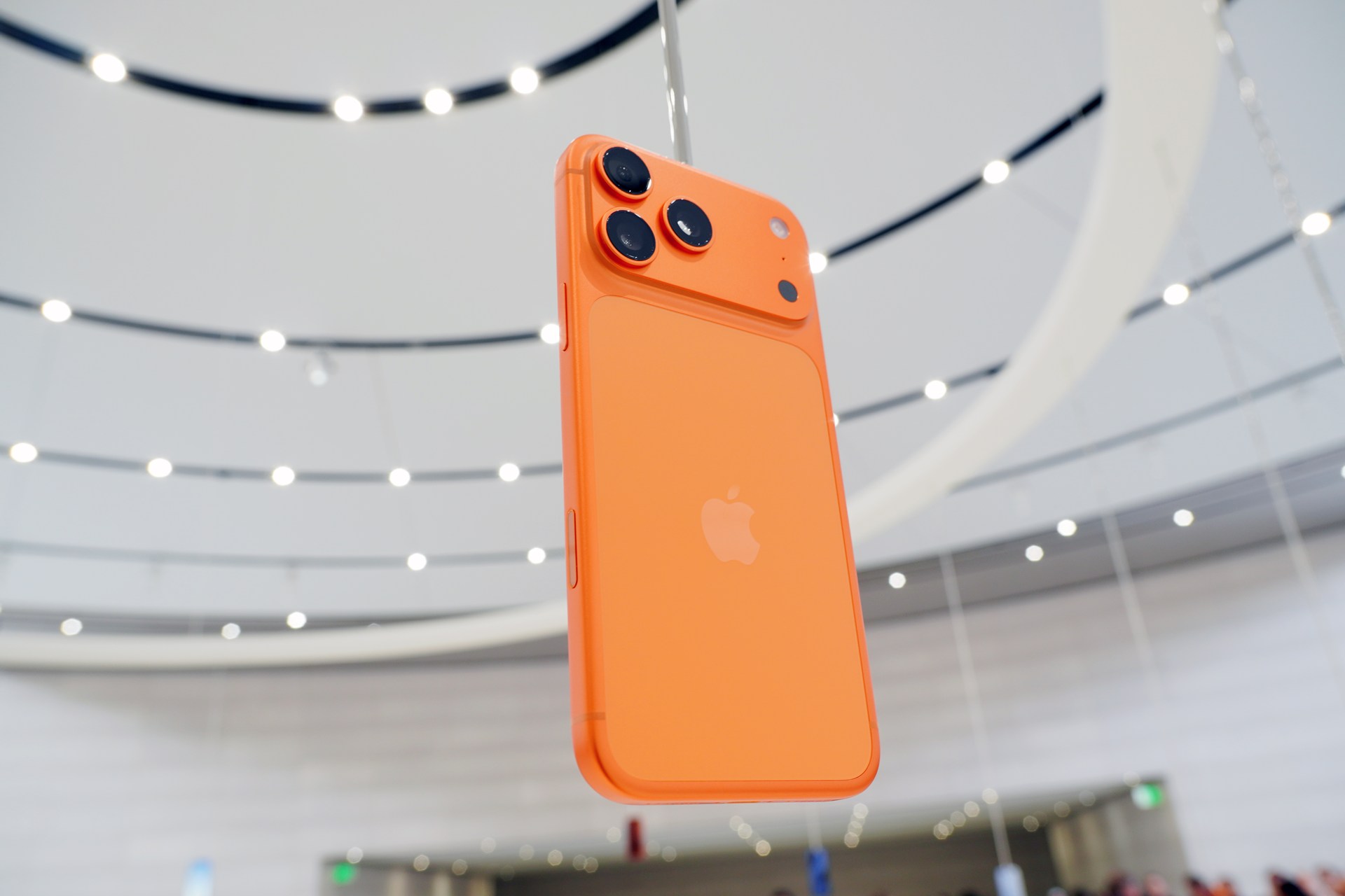 iPhone AirとiPhone 17 Pro。スタンダードモデルだけと思いきや、ソフトバンクはこの2機種も"月額1円"に設定し、販売を行っている