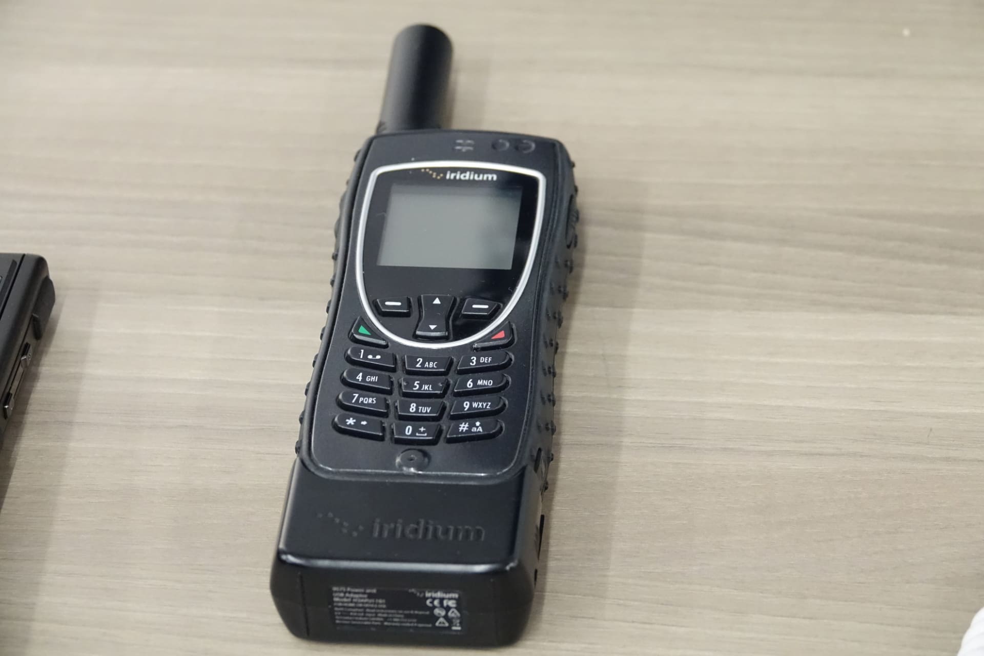 各社の電話支援、衛星電話やデータ通信を利用したものなどさまざま