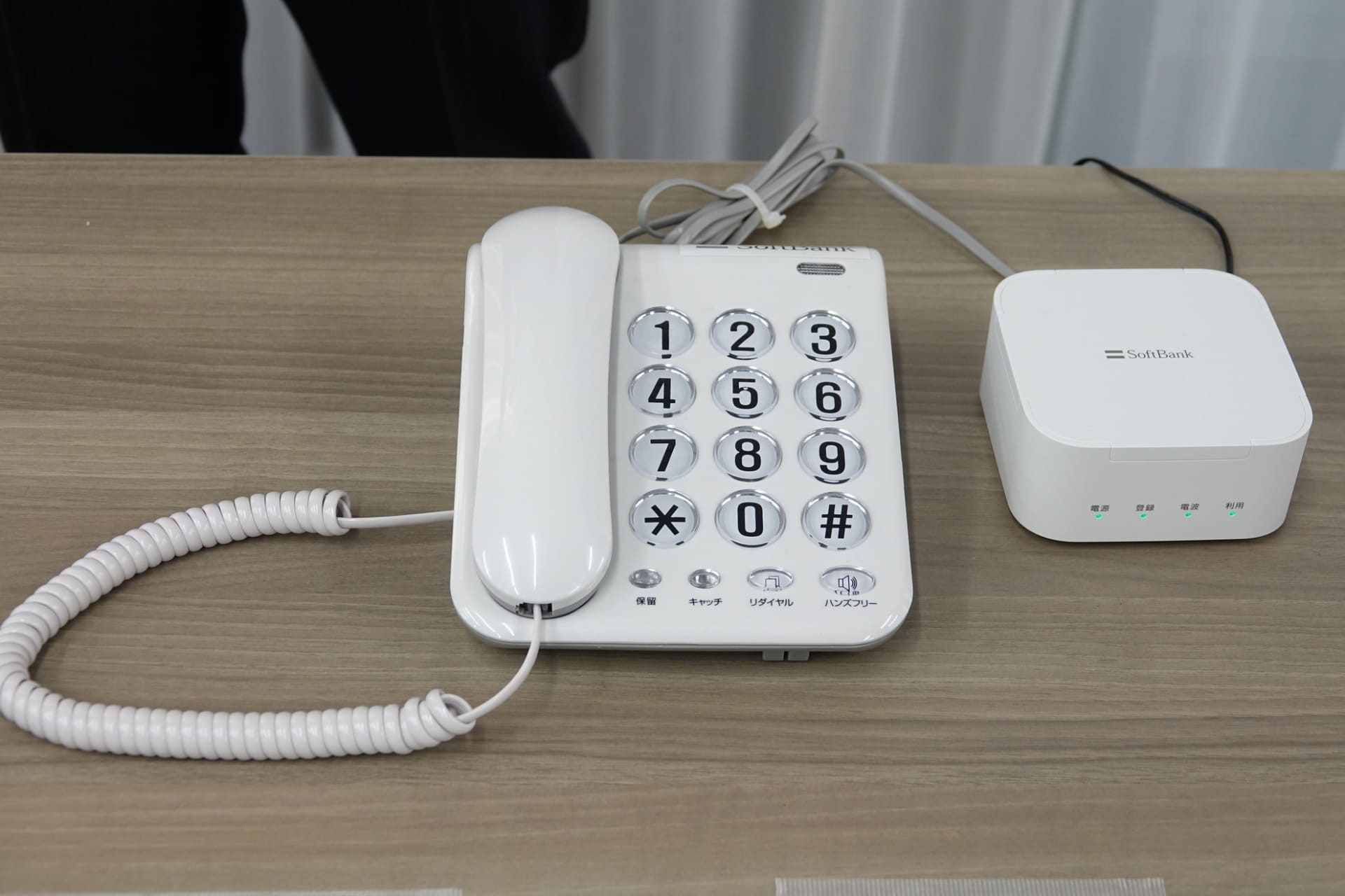 各社の電話支援、衛星電話やデータ通信を利用したものなどさまざま