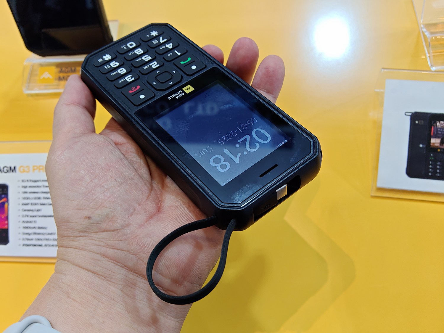 ケーブル内蔵フィーチャーフォンだった