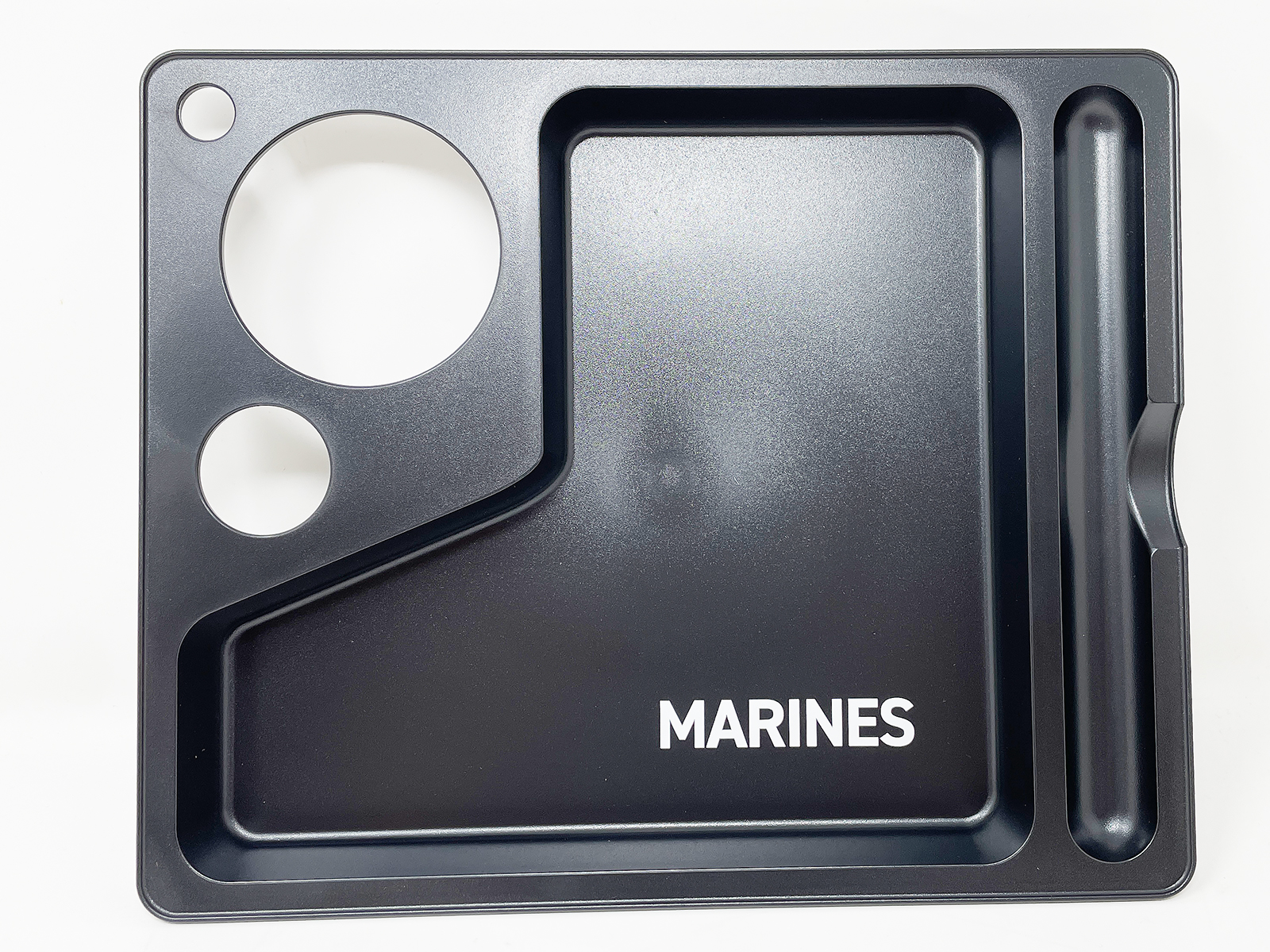 左上の大きな穴はドリンク保持用、その下の穴が親指を通してトレイを保持するためのものです。製品によって、右側のカトラリー用のスリットがあったりなかったりします。