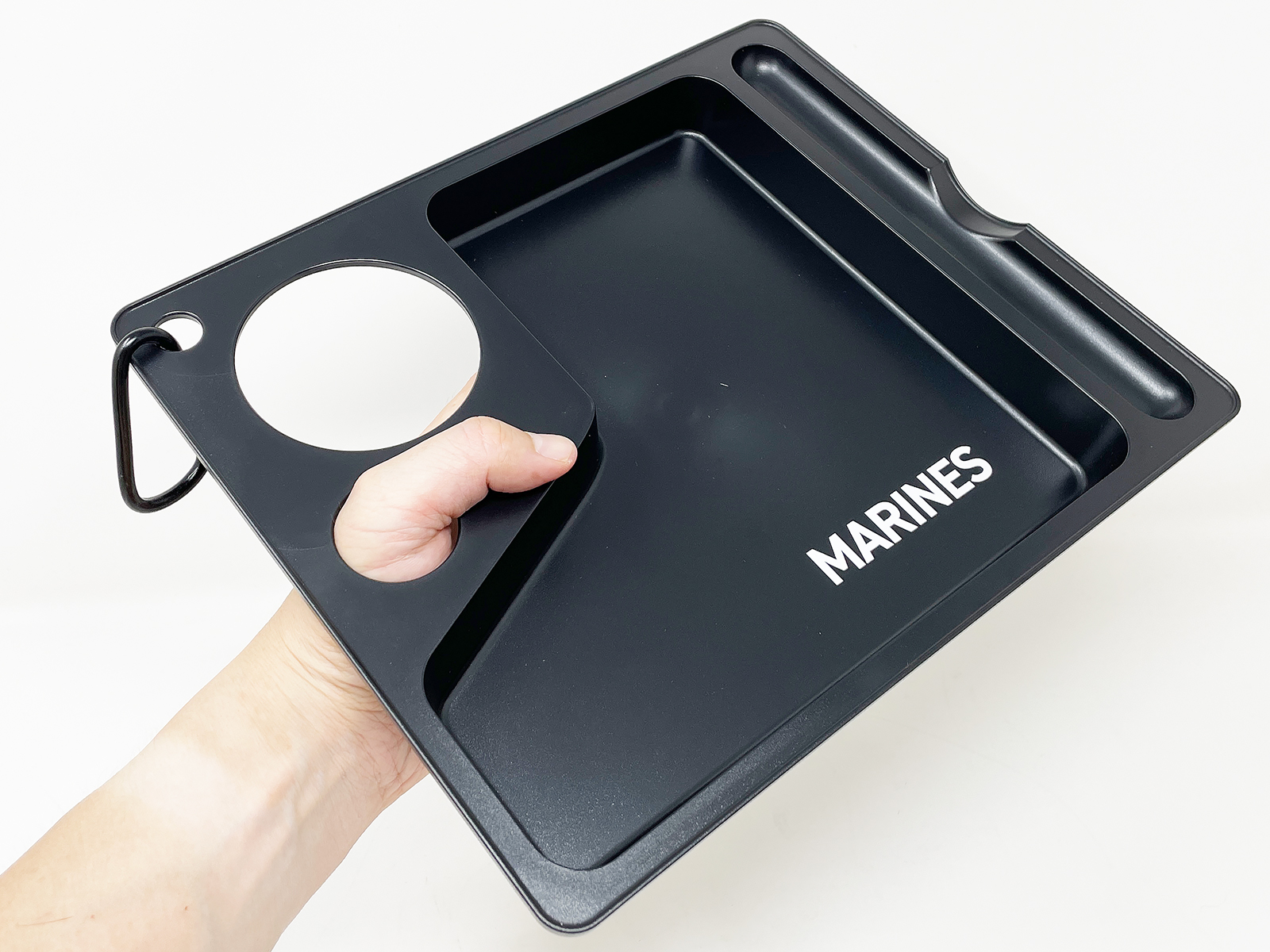 携帯側ワンハンドトレイ。筆者はひいきのプロ野球チームの公式グッズとして販売されているものを購入しました。