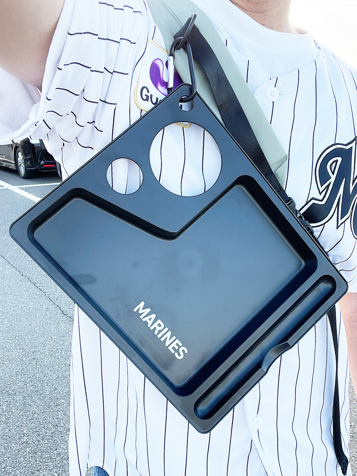 カラビナでカバンに付けてぶら下げて持ち運べるので、携帯性も抜群です。野外フェスでは実際、こういうお客さんを多く見ます。