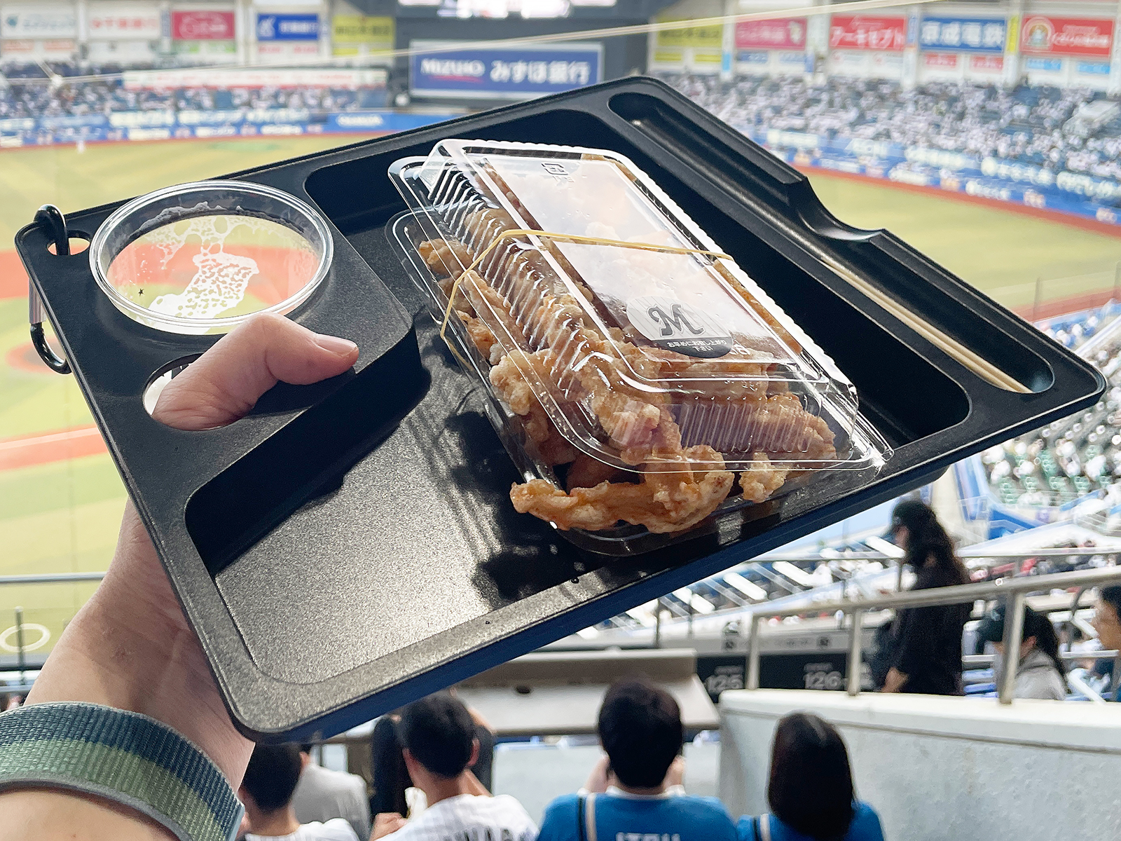 親指を通して片手でトレイを保持できるので、購入したドリンクやフードを片手で安定して持ち運び、食べたり飲んだりできます。