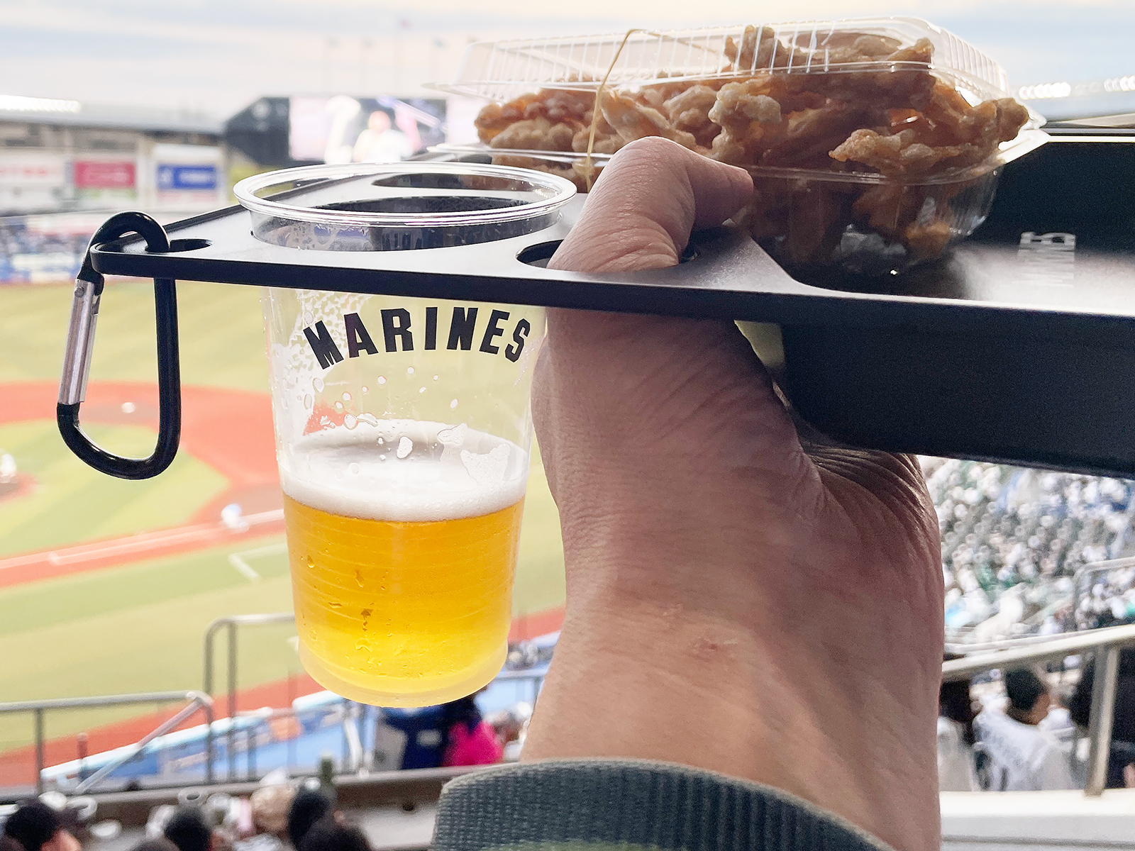 ドリンクカップ保持用の穴に通すことで、カップホルダーのない場所でも飲み物を安定して保持できます。ペットボトルは保持できない点は要注意。