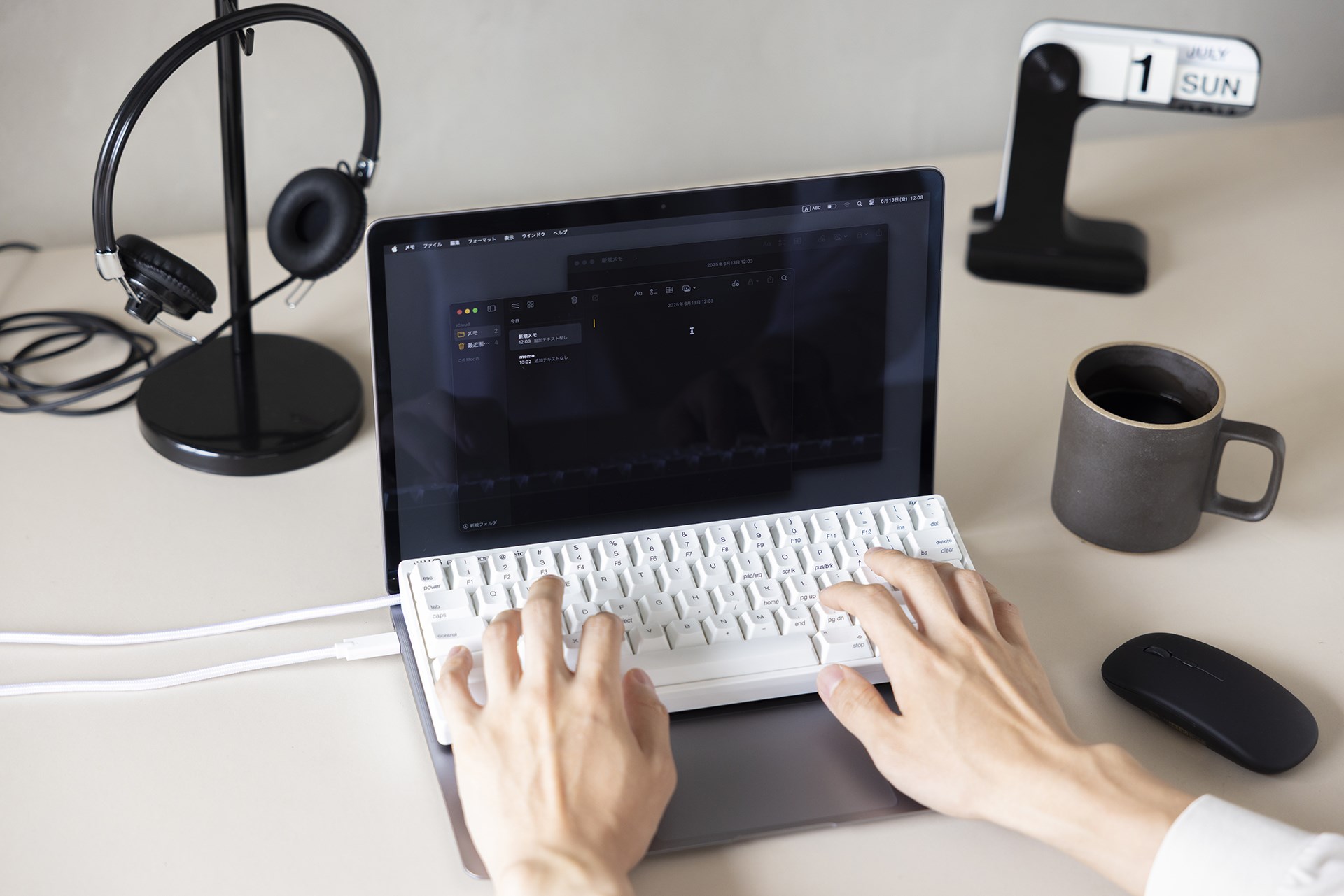 一般的なキーボードのテンキーや矢印キーやファンクションキーをなくしたのがHHKB。キーサイズは標準的ながらも、非常にコンパクトなのでノートPCの上に置いて使うこともできる。ノートパソコンによっては、キーボードを覆ってその上にHHKBを置くためのカバー（キーボードブリッジ）が必要になることもある。