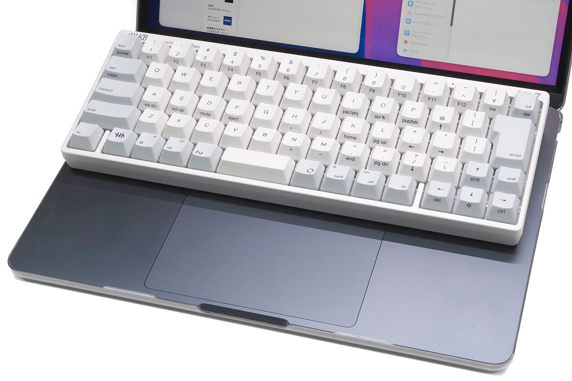 あら～！　キーボードブリッジ不要でピッタリ乗った！　ただし、キーボード裏面の脚を立てることはできない（立てるとキーと干渉する）。MacBookって、何インチでもキーボード周りのサイズって同じ……だっけか!?　ほかのサイズのMacBookにもピッタリ乗るのかもしれない（知らんけど）。
