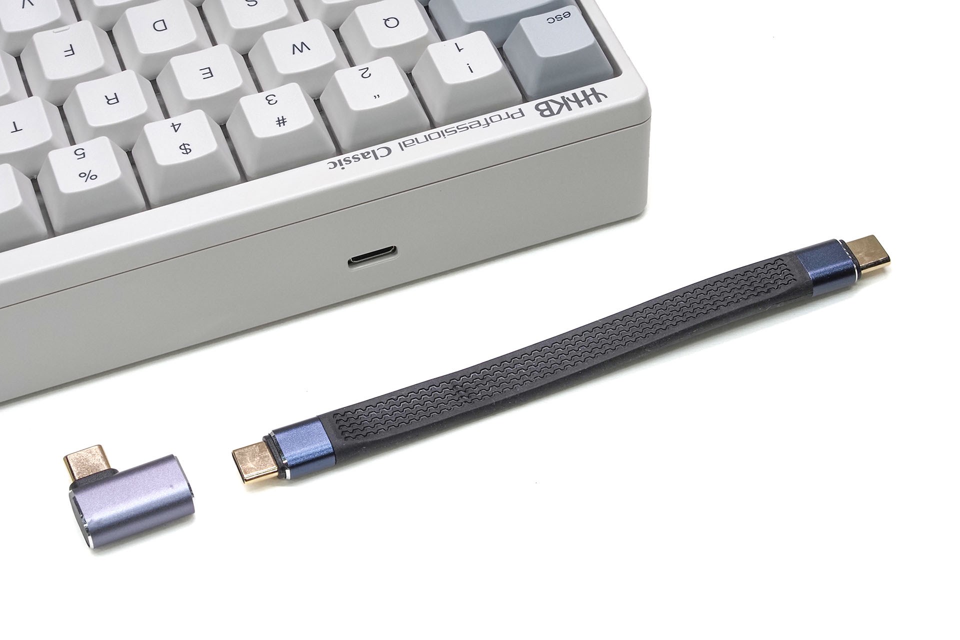 短いUSB Type-CケーブルとL字変換コネクターを用意した。ちなみに、Classic Type-S付属のUSB Type-Cケーブルは両端ストレートでフツー的な長さなので、MacBook上に尊師スタイルで乗せて使うにはビミョーにマッチしないと思う。