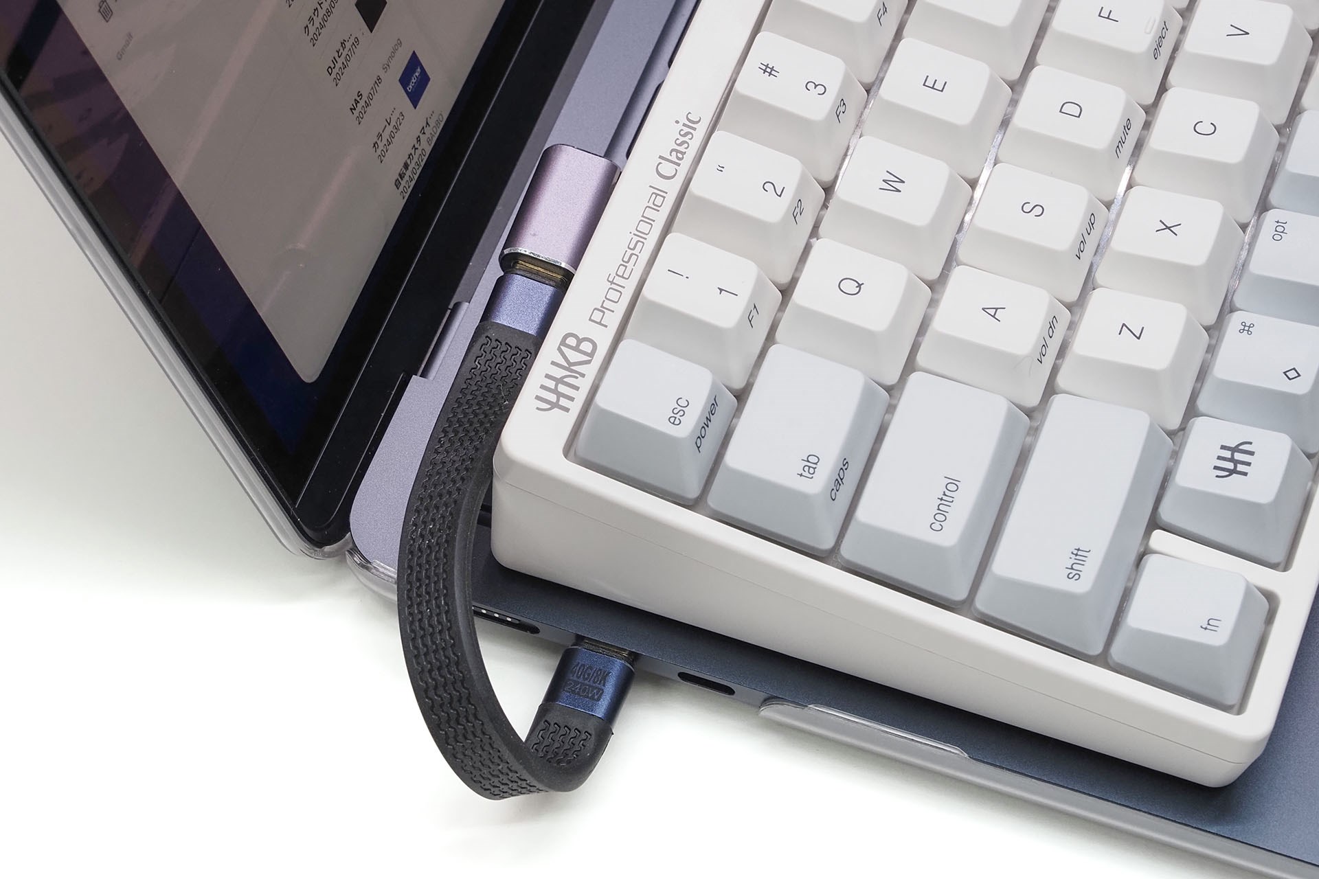 短いUSB Type-CケーブルとL字変換コネクターを使えば、ノートPCとClassic Type-Sを非常にスマートに接続することができる。