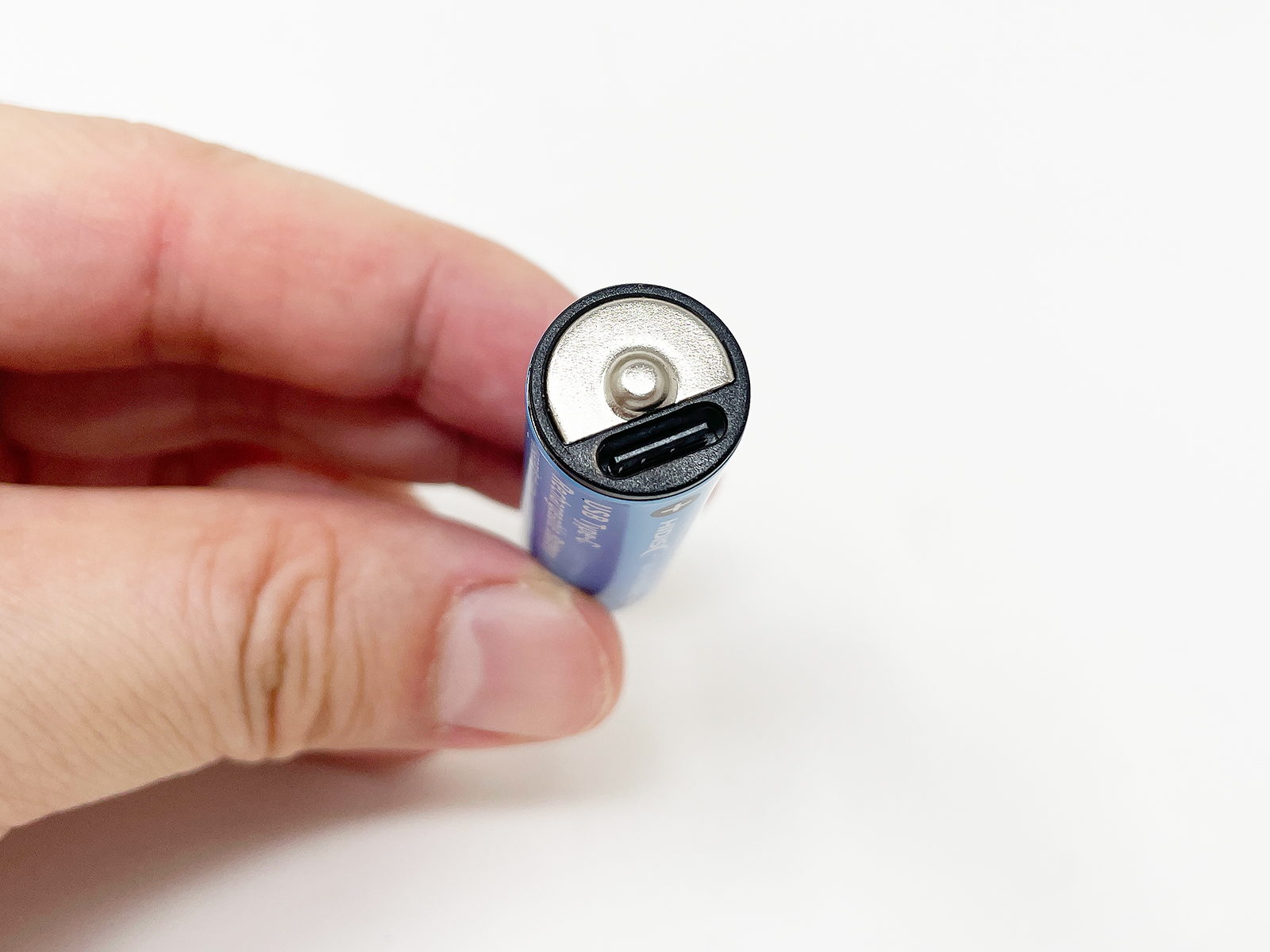 電池の頭の部分にUSB-C端子を備えており、ここから充電可能です。