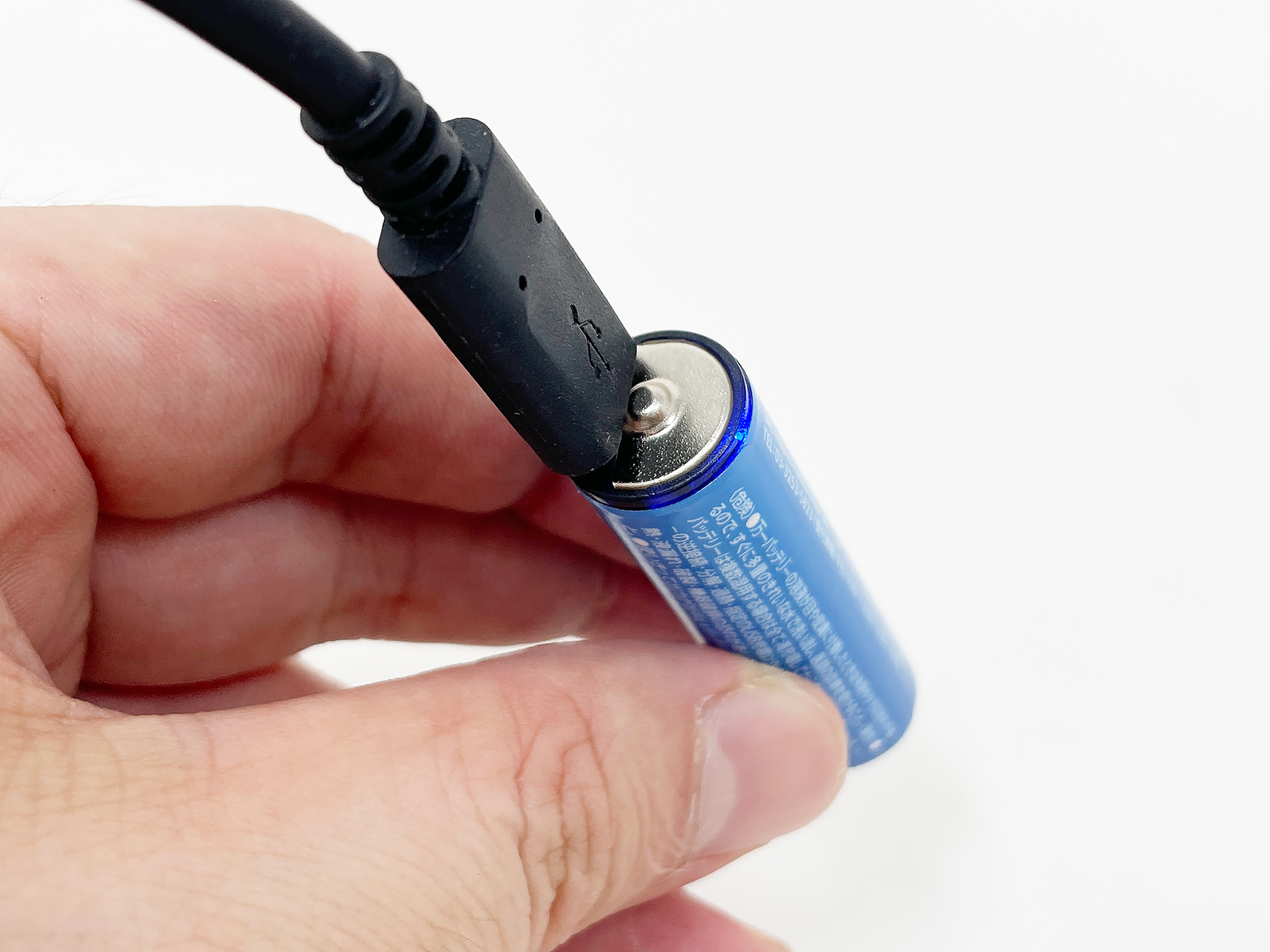USB-C端子にケーブルを接続して充電します。充電中は電池のLEDが青く光ります。