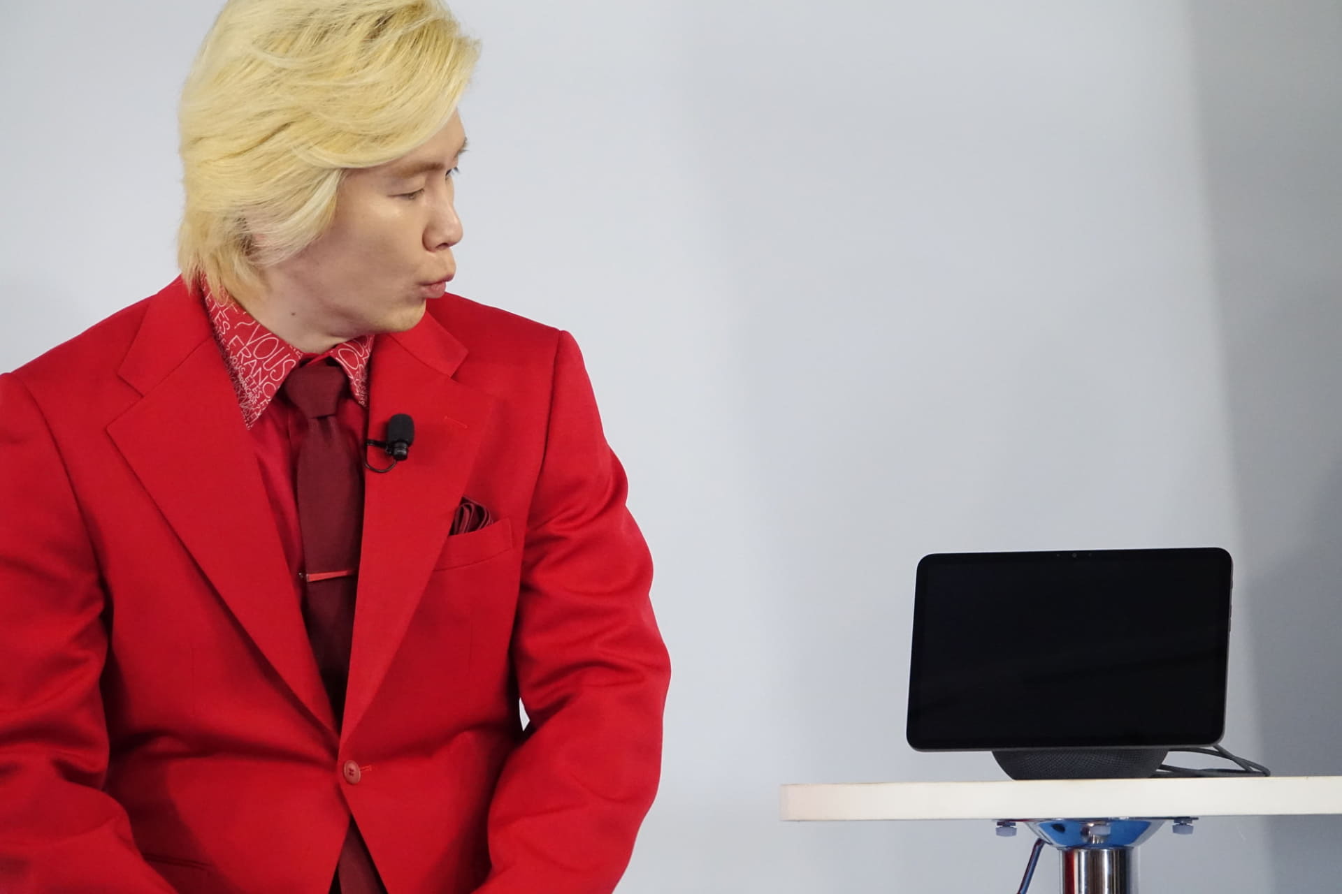 Echo Showデバイスに話しかけるカズレーザー