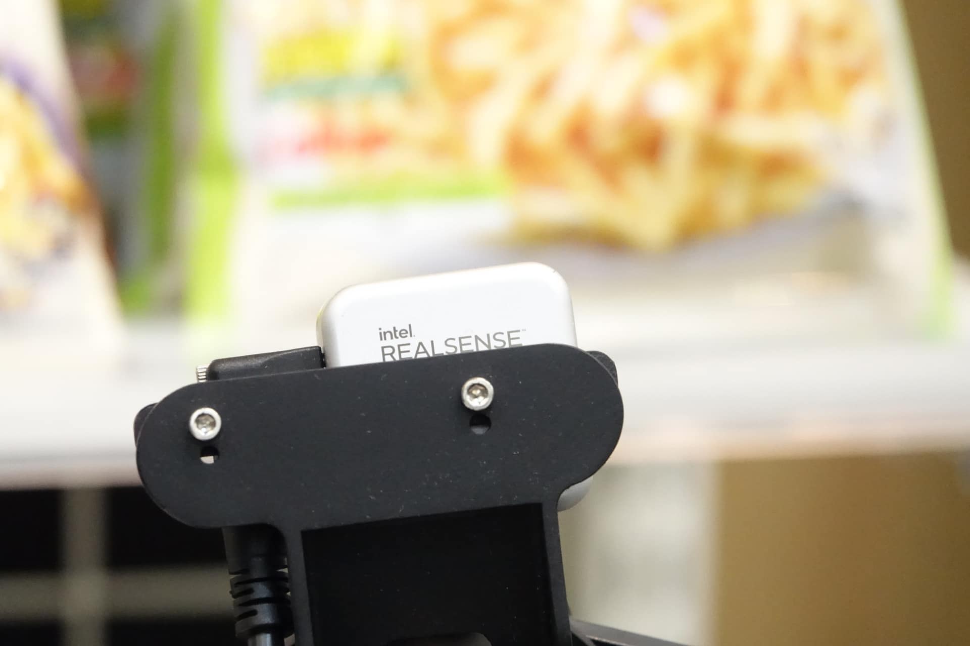 2本指のロボット、アーム先端にはカメラがついている