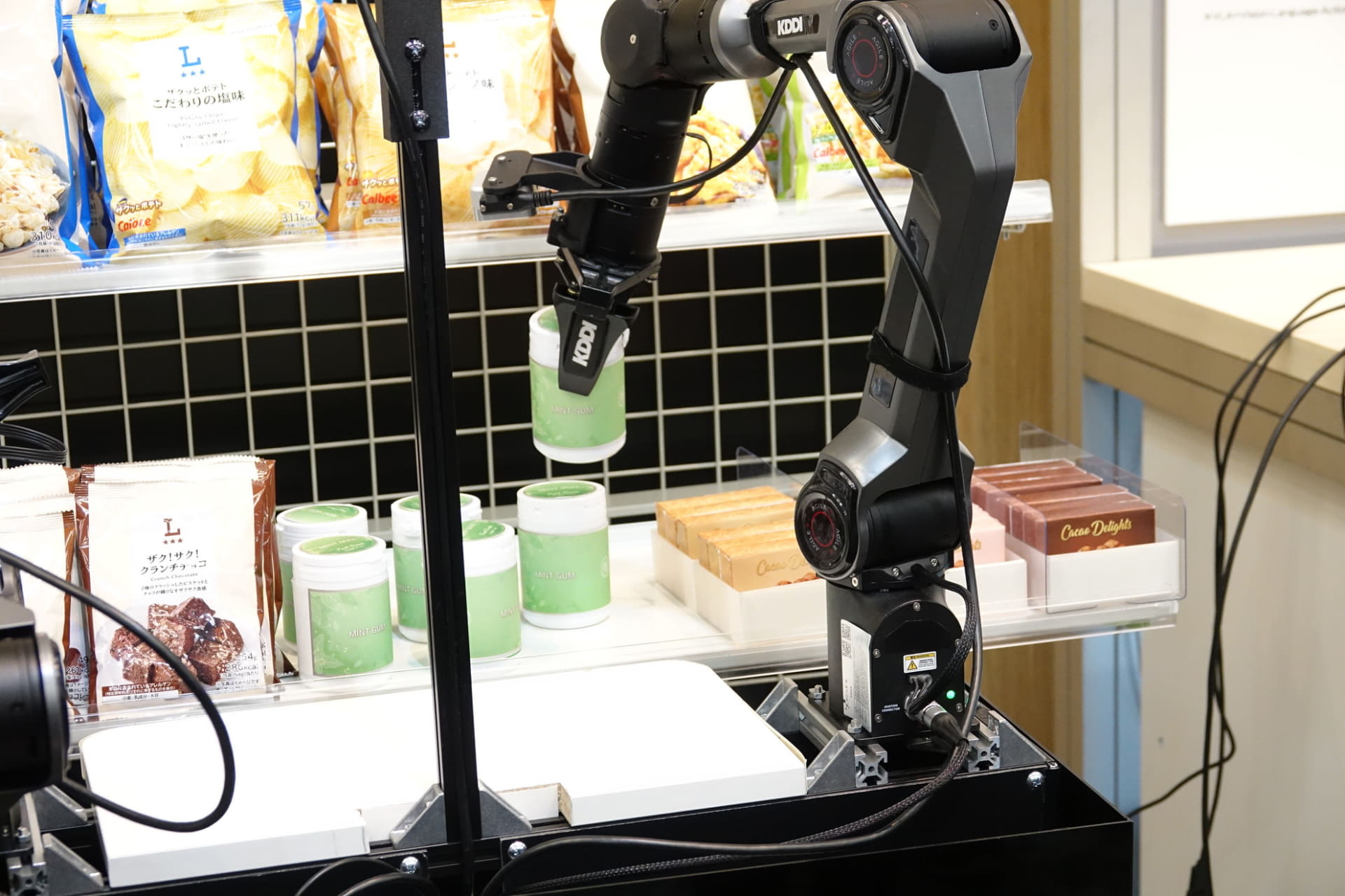 アームでつかんで品出ししている