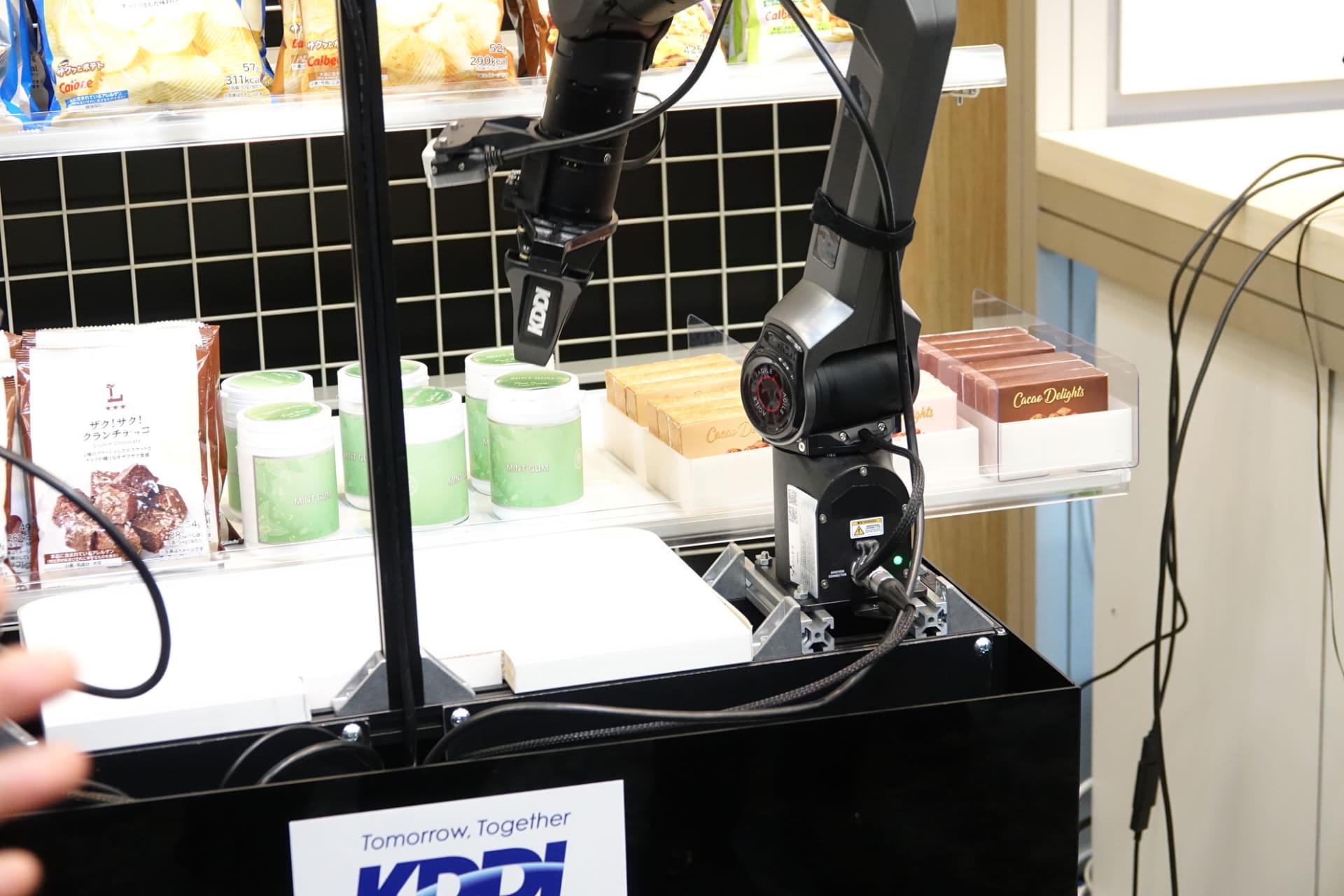 アームでつかんで品出ししている