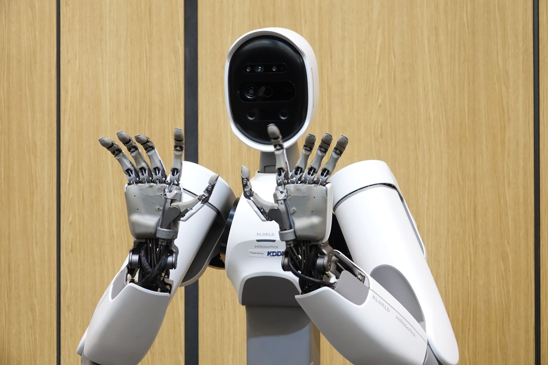 人の手を模したアームロボット