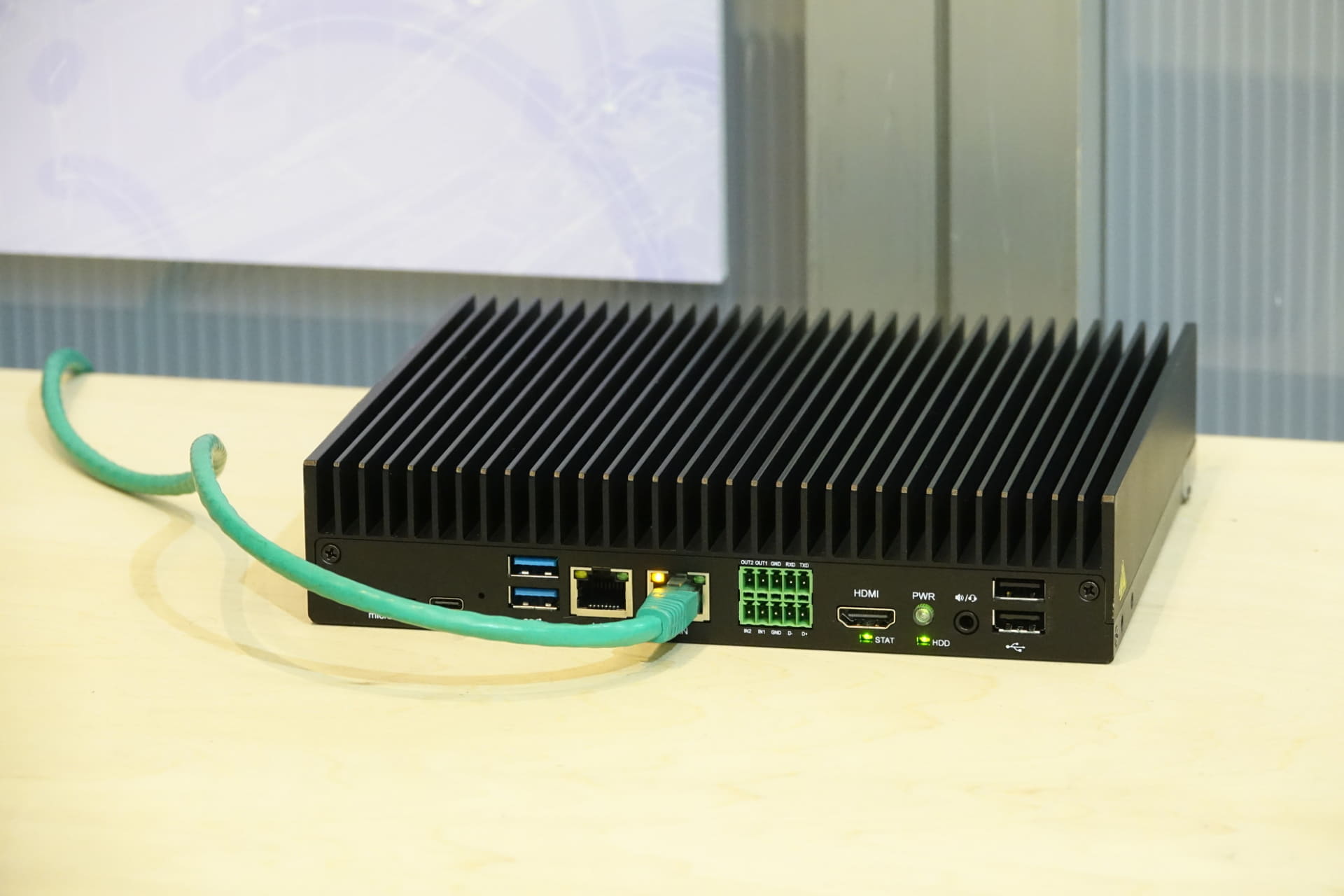 店内カメラに装置を接続し、カメラ映像をAIで解析。異常事態を検知し、その瞬間の映像を切り取り、ポータル画面で確認できる