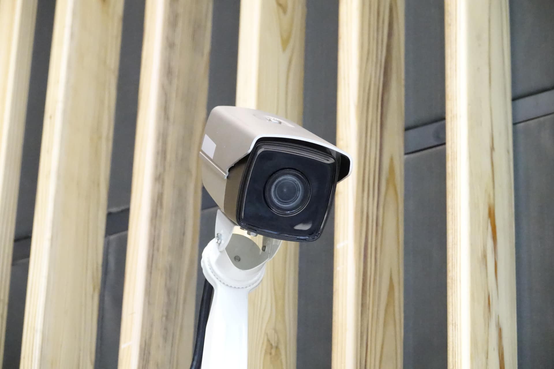 店内カメラに装置を接続し、カメラ映像をAIで解析。異常事態を検知し、その瞬間の映像を切り取り、ポータル画面で確認できる