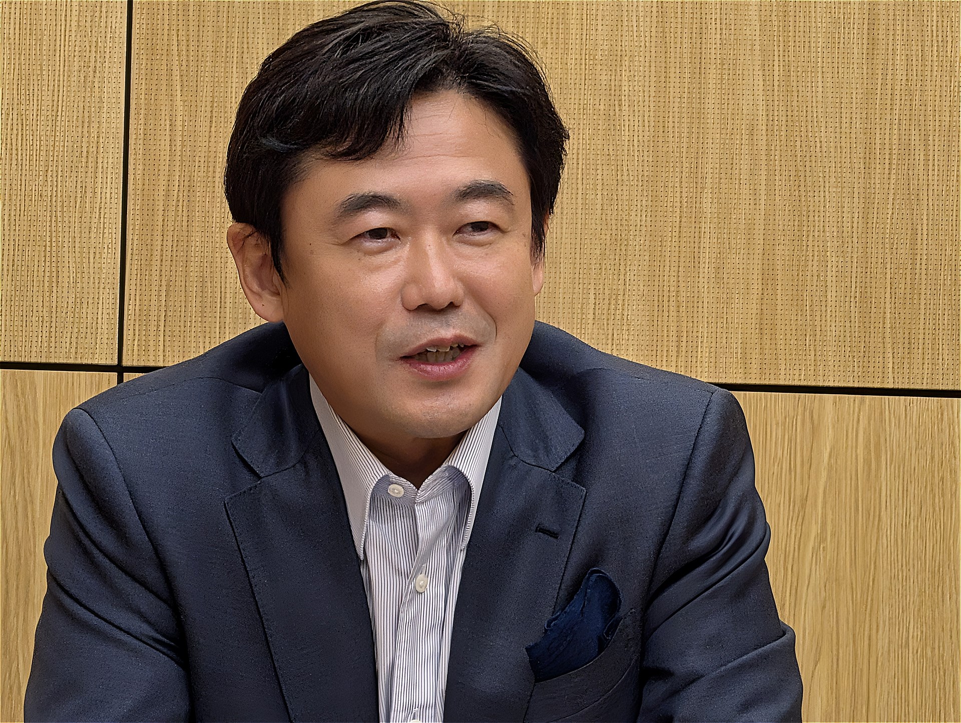 グループインタビューに応じる松田社長
