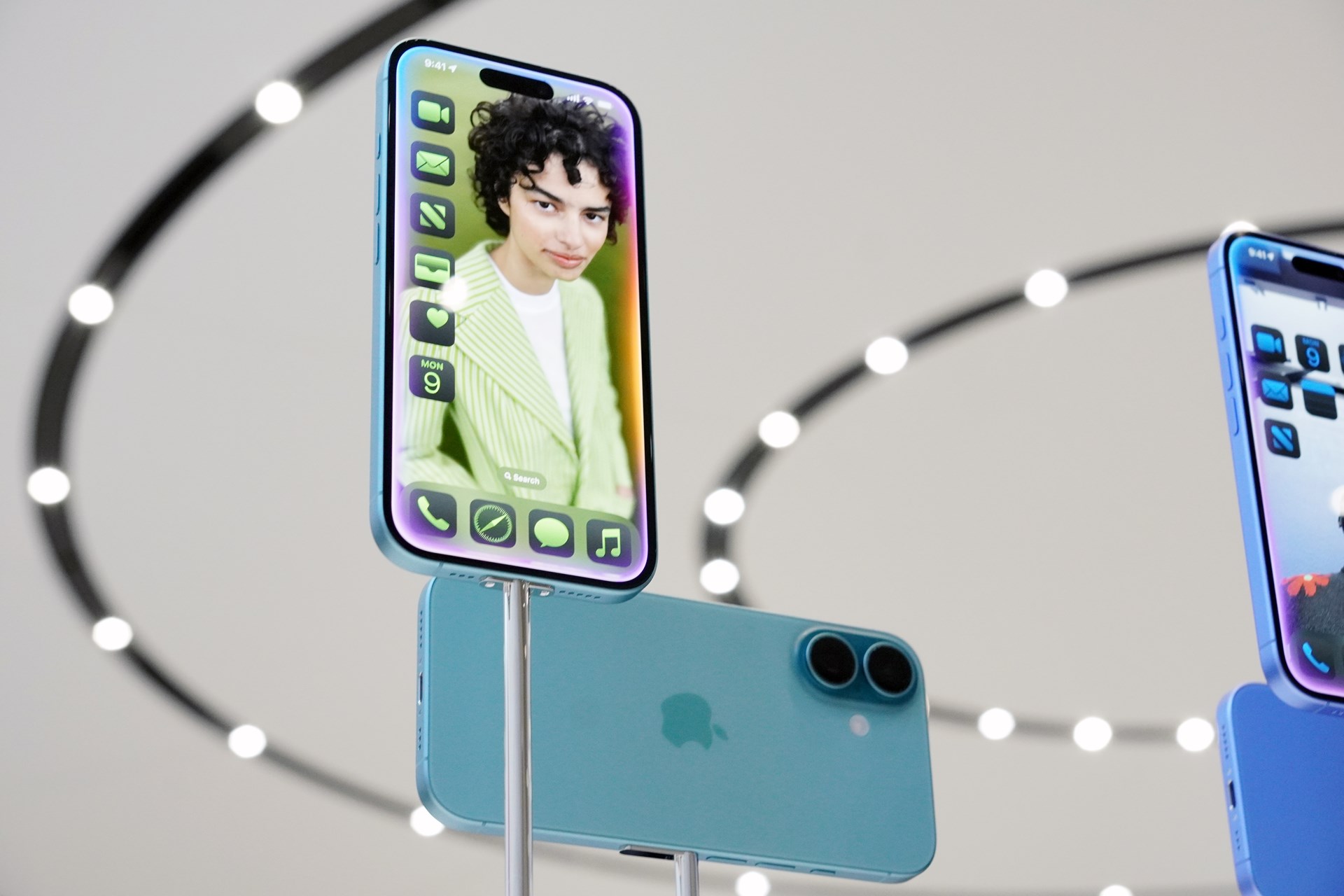 24年9月に発売されたiPhone 16。ワイモバイルは25年9月、UQ mobileは10月に販売を開始した