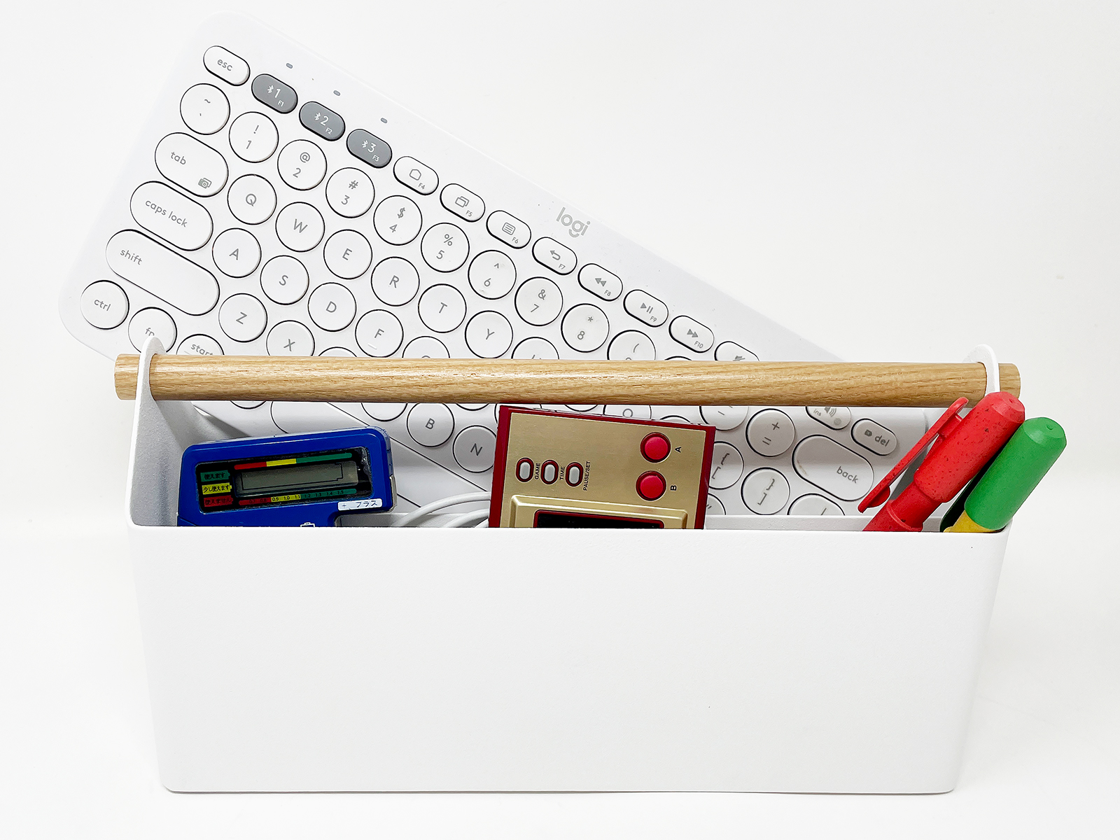 とりあえず机上にあった小物類を片っ端から放り込んでみました。