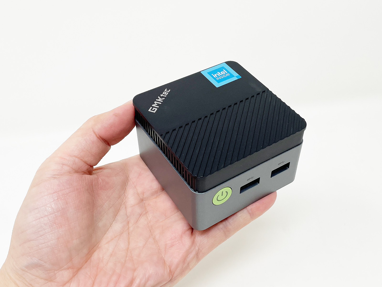 GMKtecの「NUCBOX G5」。本当に手のひらの上に乗るサイズ。筆者の手が巨大化したわけではありません。