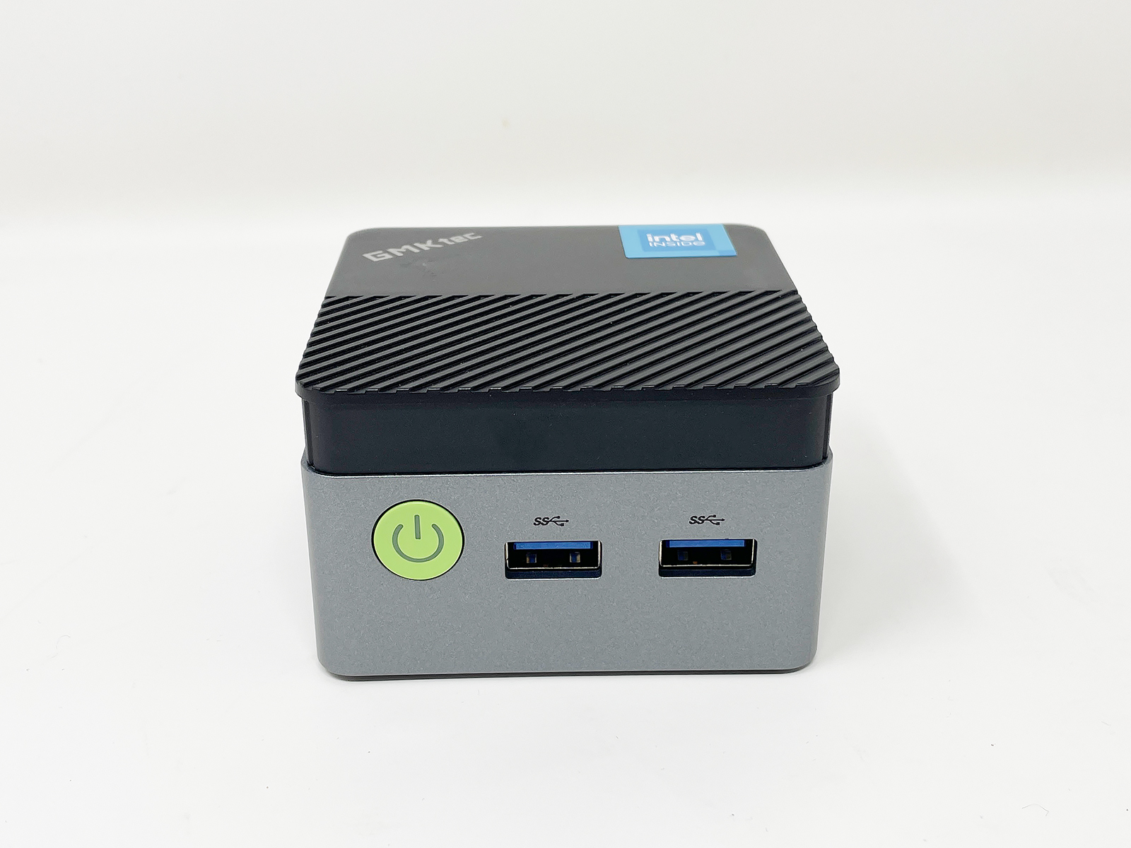 本体正面は電源ボタンとUSB-Aポート×2。