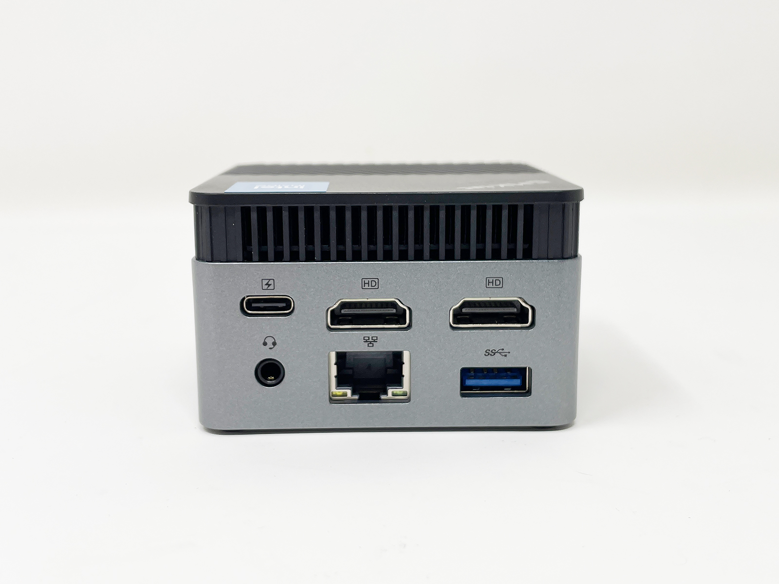 背面は電源用のUSB-CポートとUSB-Aポート×1、HDMIポート×2、LANポート、オーディオジャックと十分な内容。