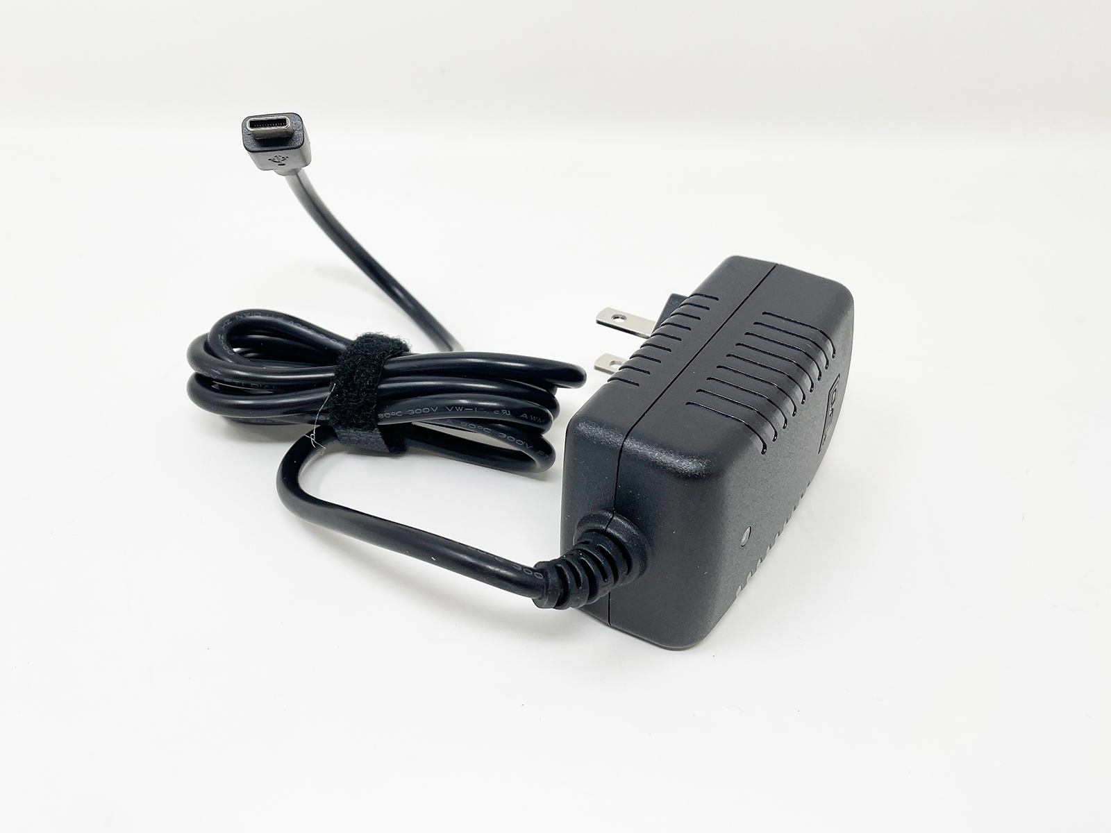 付属の電源用のACアダプタとケーブル