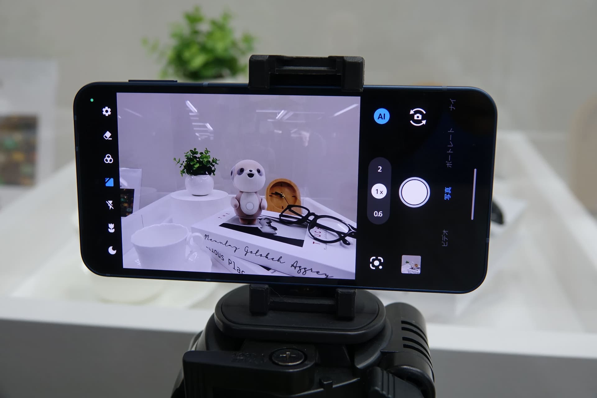 ショーケースモード。撮影した写真から反射が軽減されている