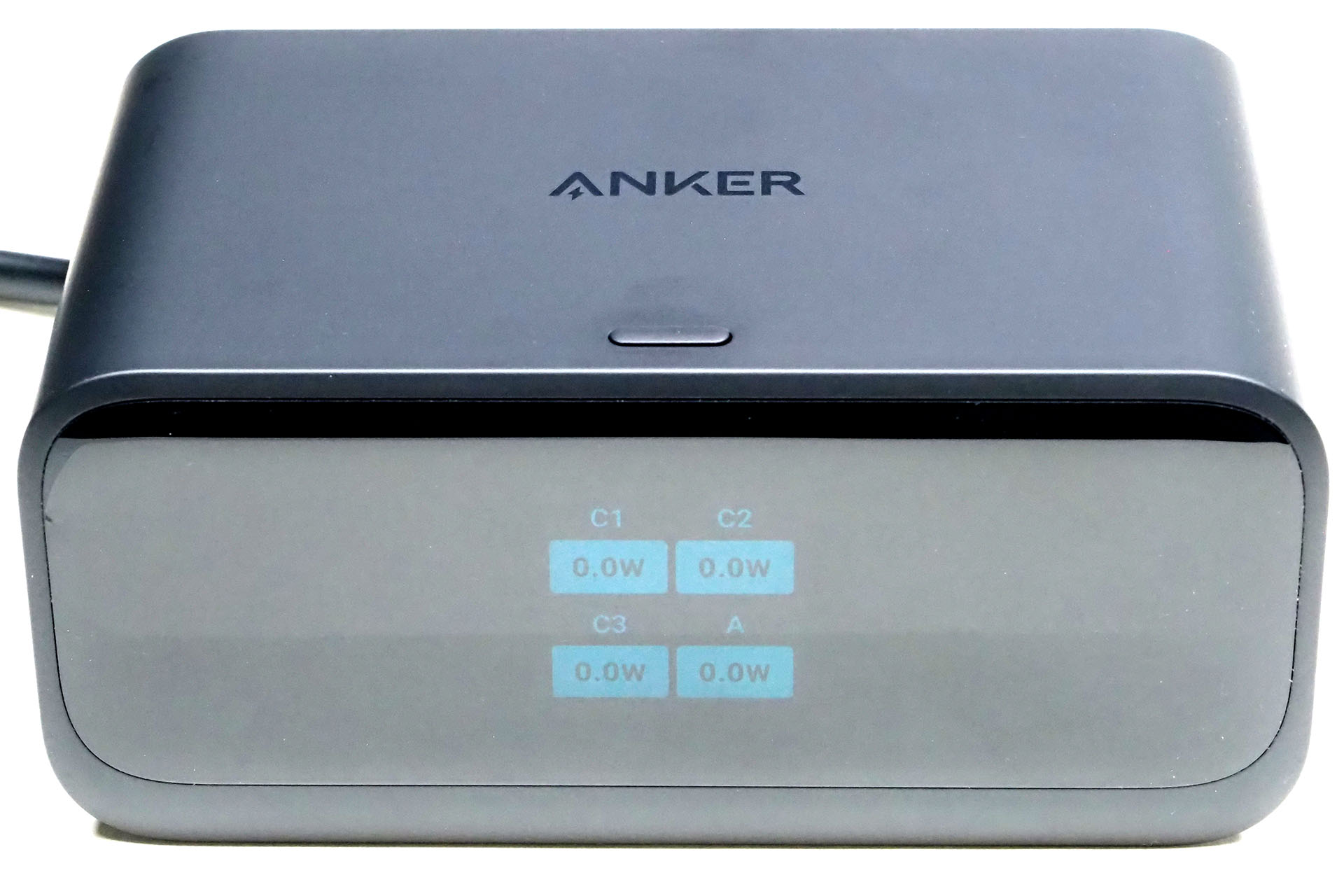 USB充電器であるAnker Nano Charging Station（7-in-1、100W、巻取り式 USB Type-Cケーブル）本体。大きさは約121×73×53mmで、重さは約570g。出力ポートは、USB Type-C×3、USB Type-A×1、AC100V差込口×3。USBポートのみの合計最大出力は100W。USBポートから出力されている電力をリアルタイム表示でモニターできる。AC100V差込口×3の定格電力は1000W。