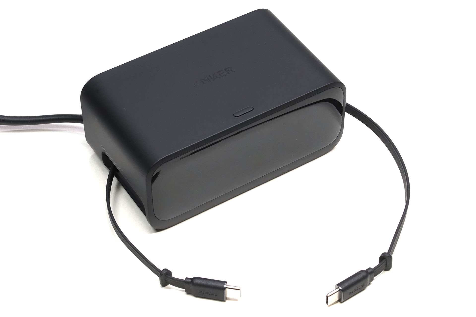 USB Type-Cポート×3のうち2つは、巻き取り式USB Type-Cケーブルになっている。余談だが、各ポートで充電した際、新たなデバイスへの充電を始めたときに出力の瞬断などは起きていない。