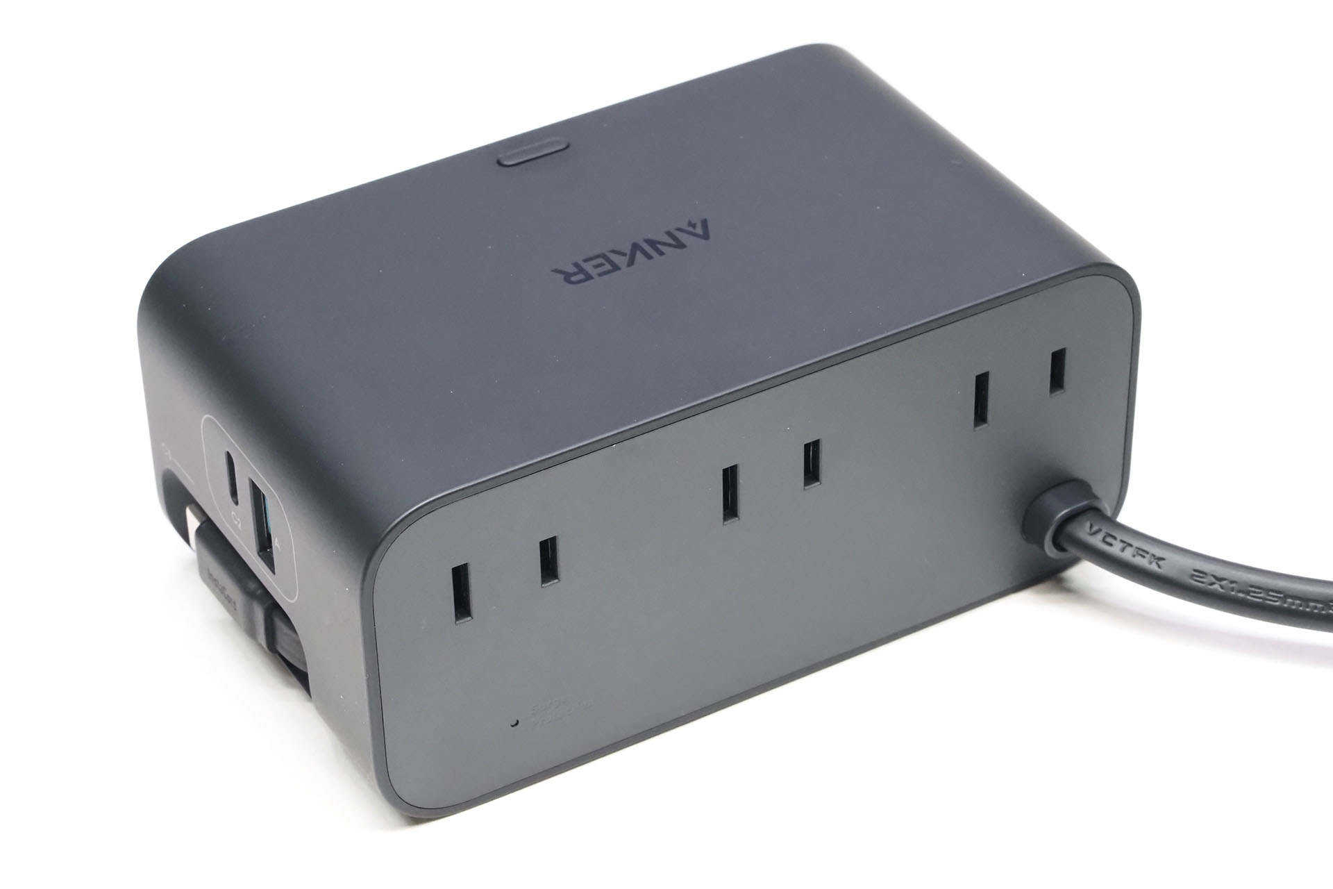 本体背面にはAC100V差込口×3がある。電力供給用のケーブルは固定式で、ケーブル長は約1.5m。