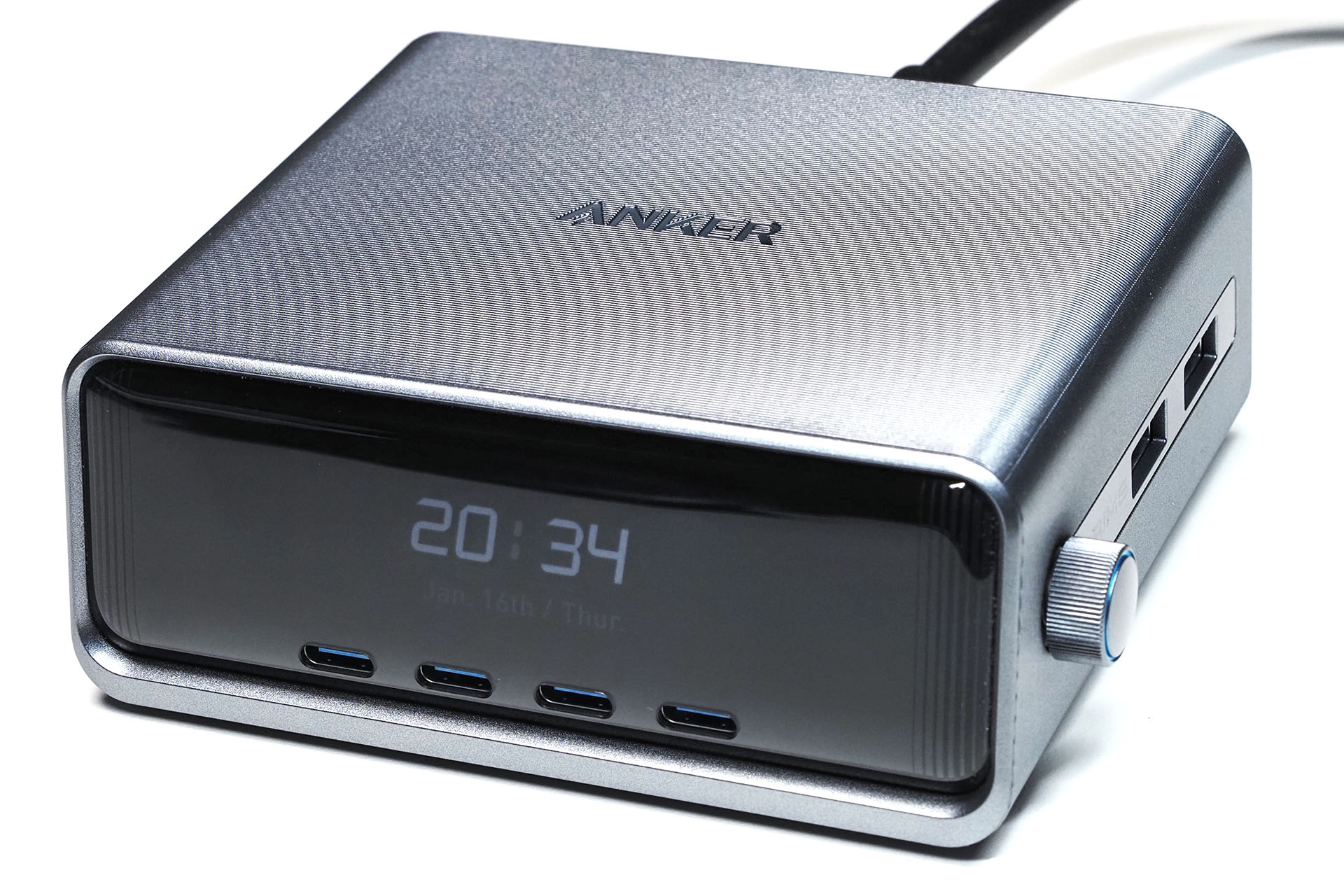 Anker Prime Charger （250W、6 Ports、GaN）は250Wの出力がありつつ充電状態を数値で表示したり時計機能を搭載したりもする、非常に高出力・高性能・多機能なUSB充電器だ。